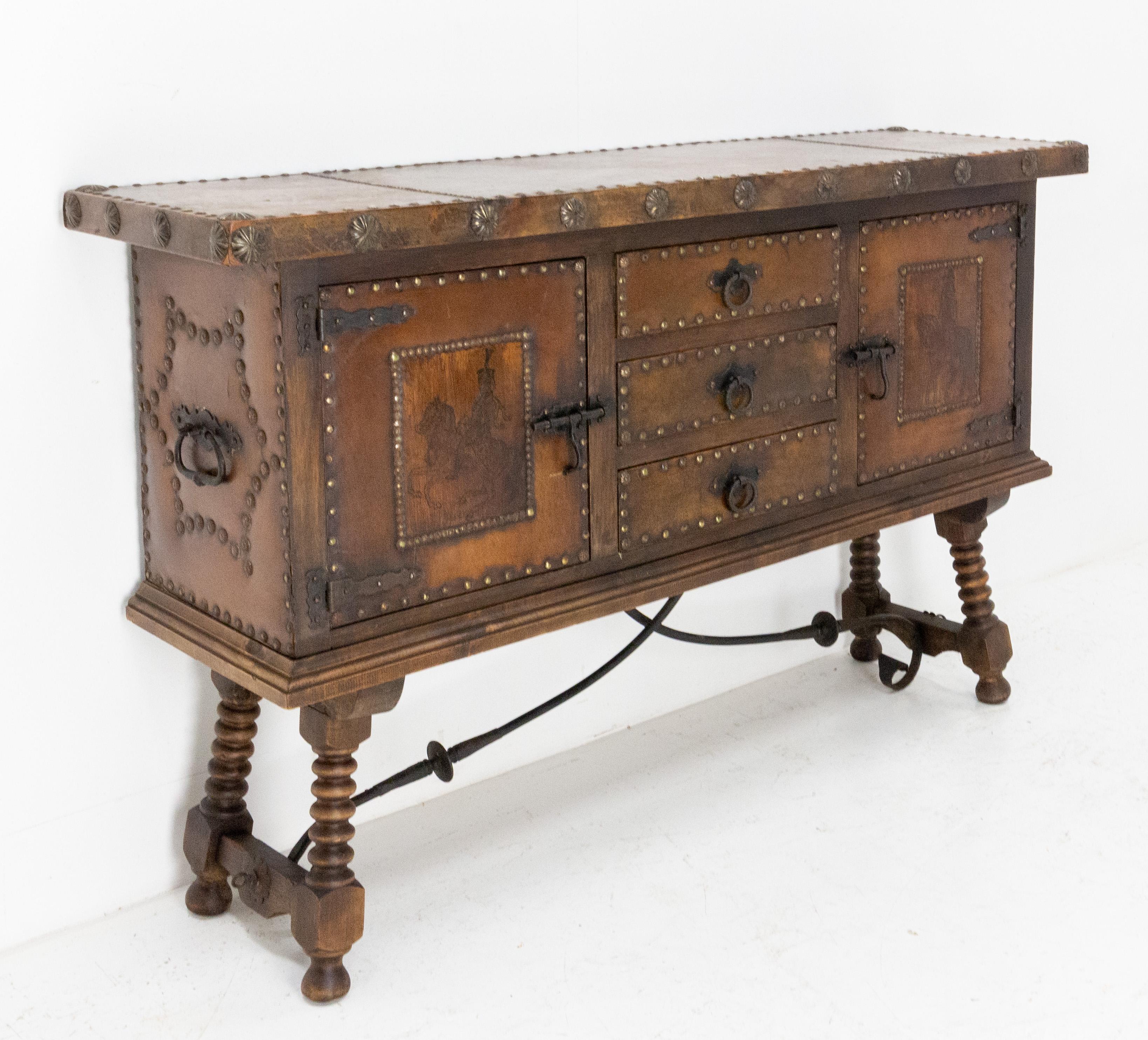Spanish buffet two doors and three drawers buffet, circa 1950
Solid poplar leather wrought studs and iron
The riders are painted on the leather
One of a kind
Measures: L 129 P36 H80 35Kg

Good condition.


  