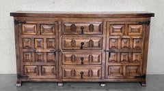 Buffet ou armoire espagnole avec portes en forme de flèche et tiroirs centraux avec quincaillerie en fer
