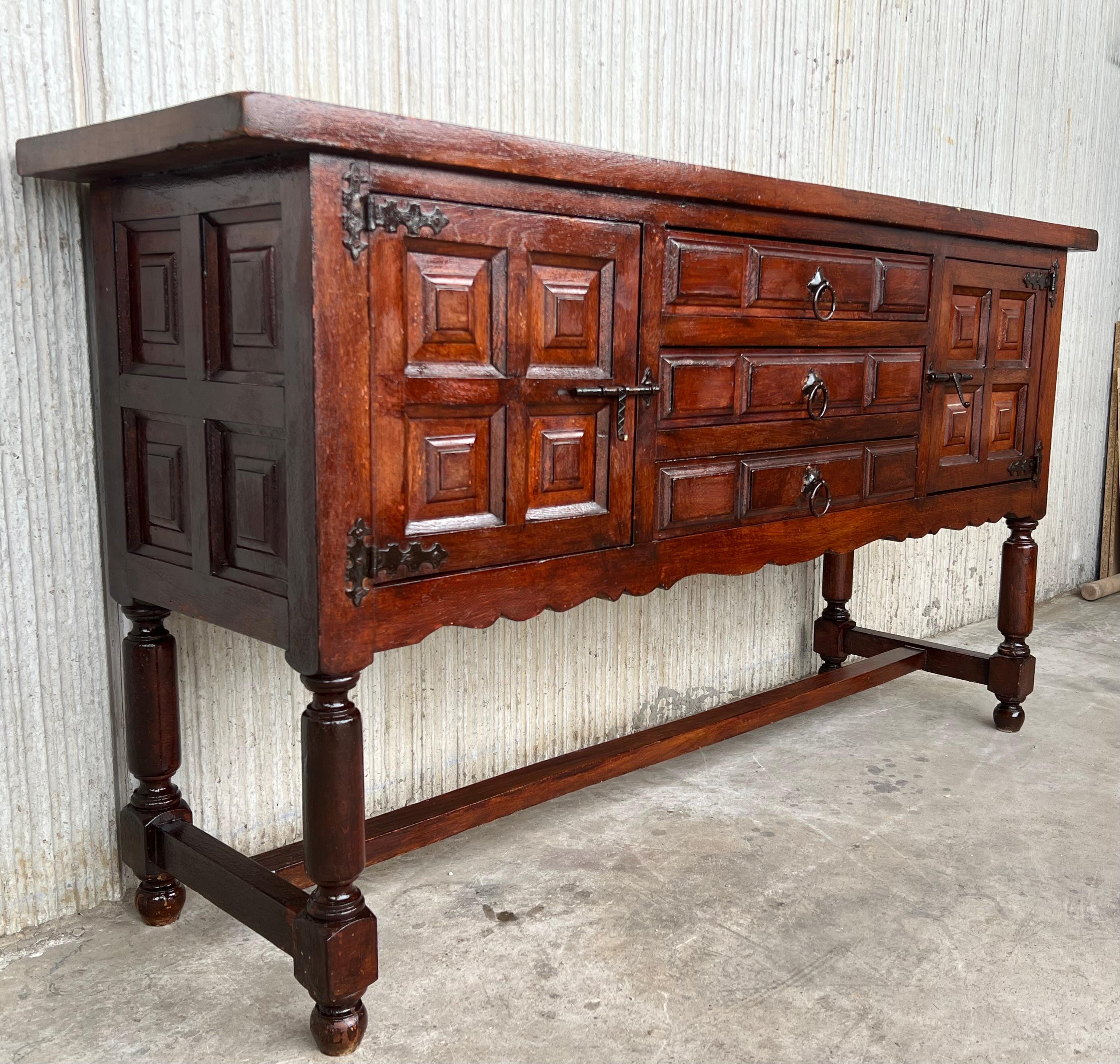Spanish Buffet with Two Doors and Three Drawers with Original Hardware In Good Condition For Sale In Miami, FL