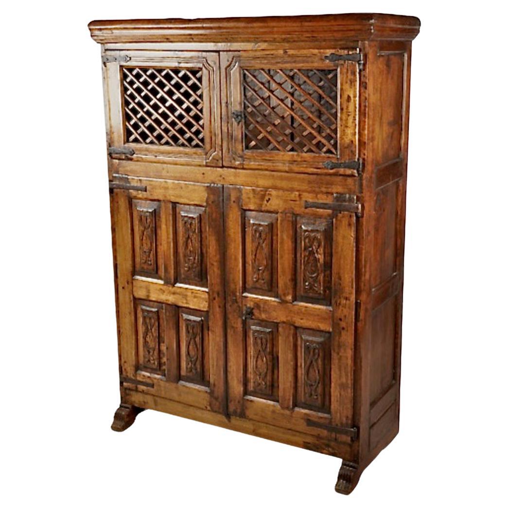 Spanischer Nussbaum-Schrank aus dem 19.