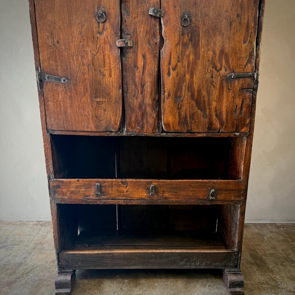 Gabinetto spagnolo In condizioni buone in vendita a Los Angeles, CA