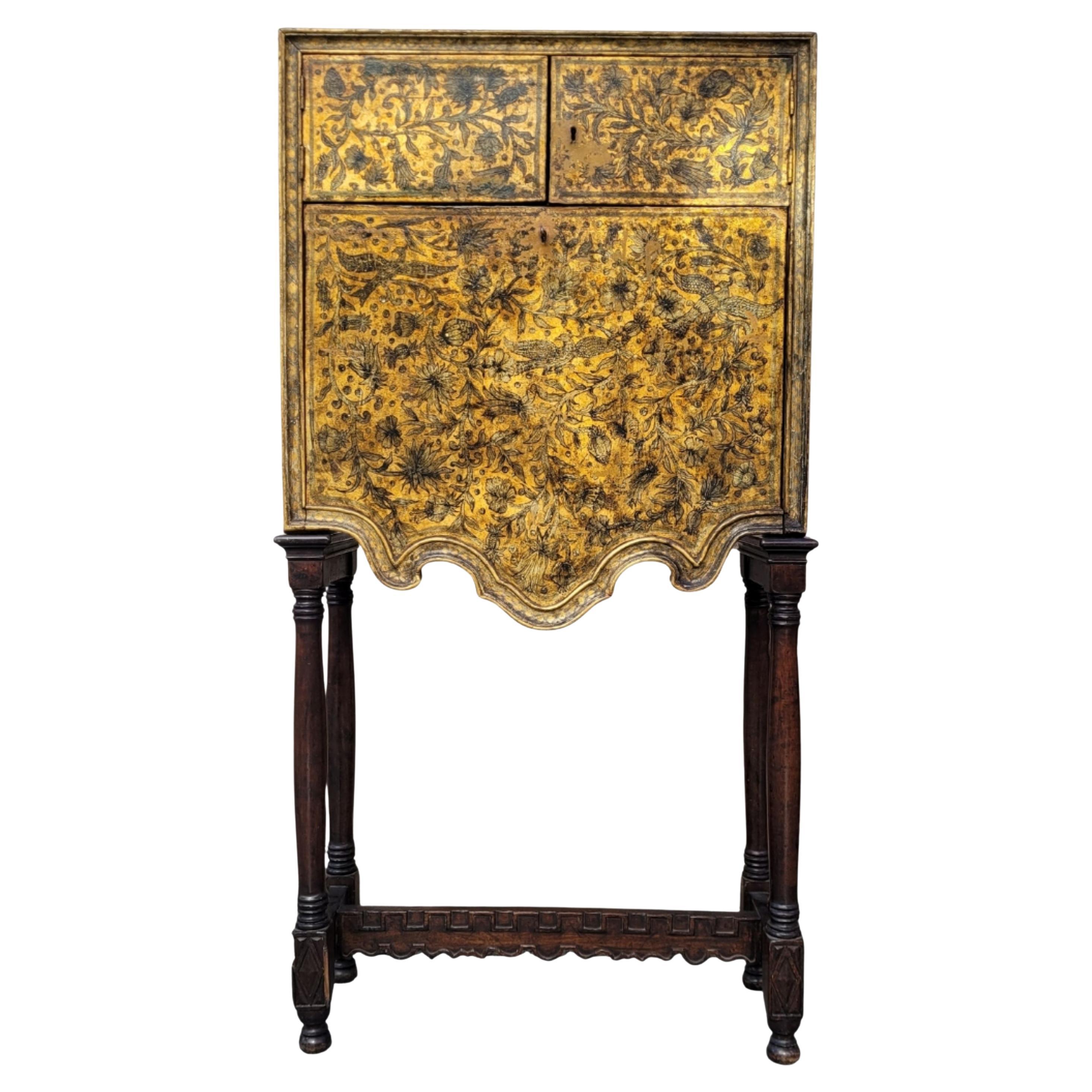 Armadietto spagnolo con struttura in legno e pelle goffrata dorata e argentata