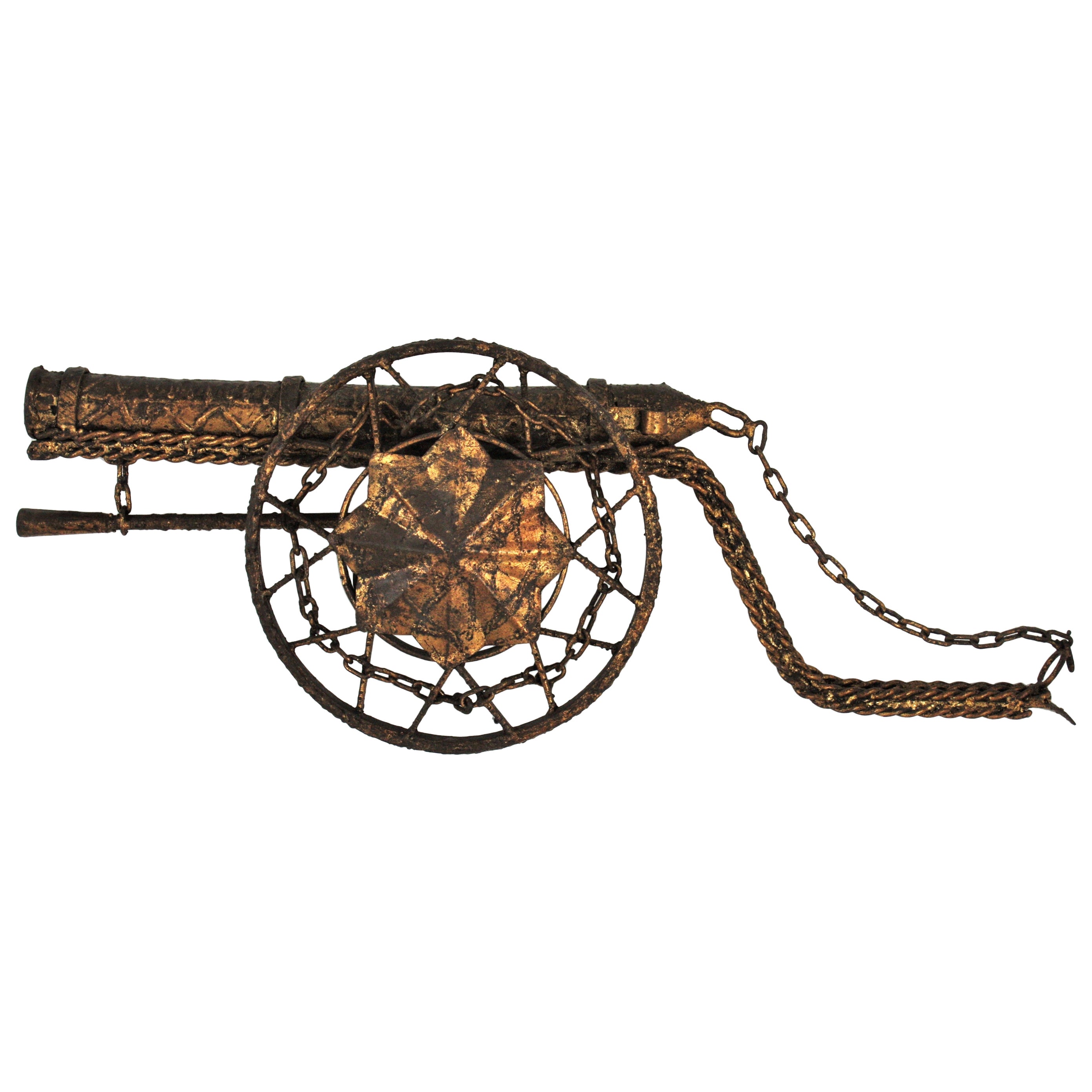 Raro aplique o escultura de pared cañón de estilo colonial español, España, años 50.
Espectacular aplique de pared con un bonito diseño lleno de detalles. Adornado con cuerdas y cadenas de hierro retorcido.
Fabricada artesanalmente en España a