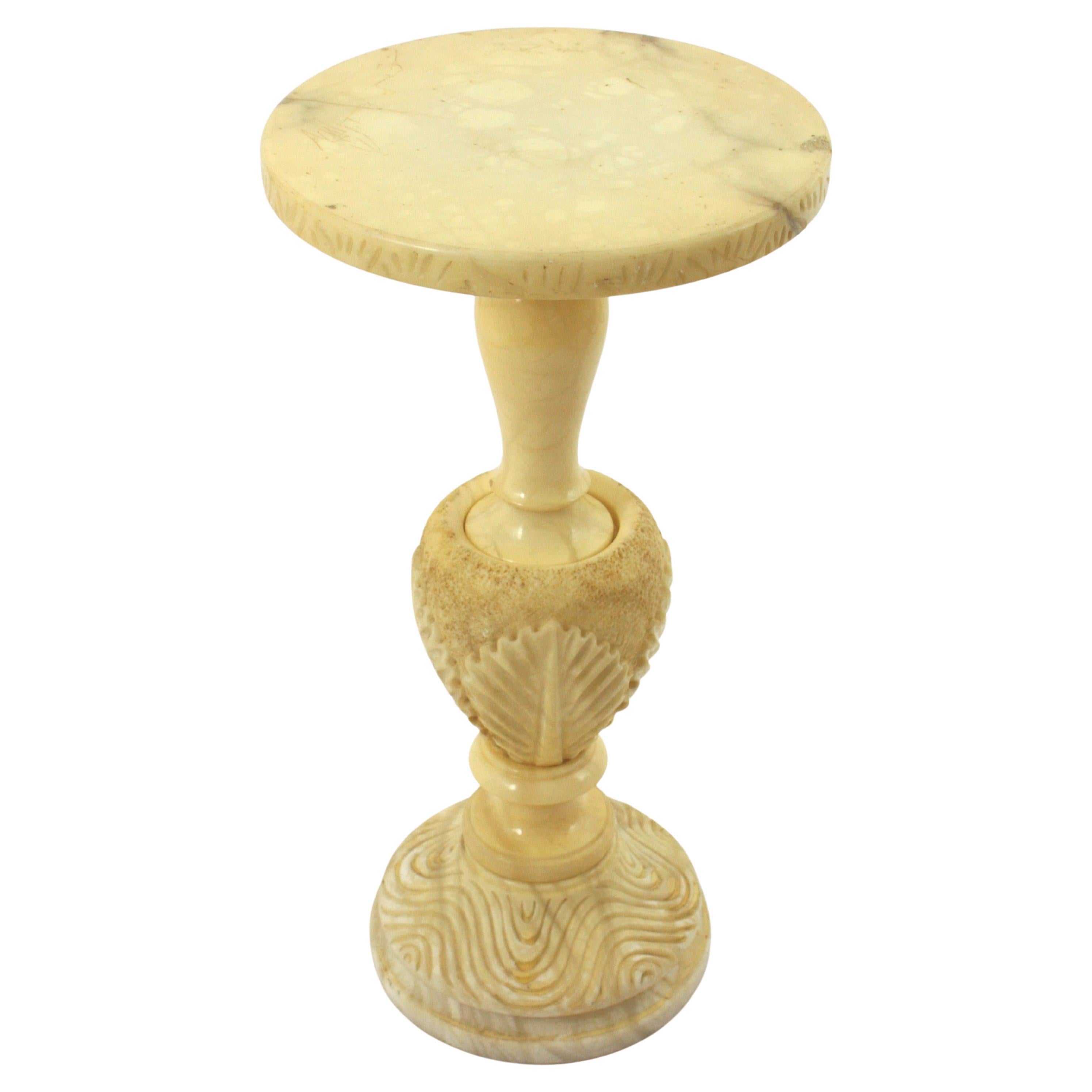 Spanish Carved Alabaster Art Deco Gueridon Table
Spain, 1940s
Outstanding Gueridon Side Table / Drinks Table in Turned Alabaster. Manufactured at the Late Art Deco Period.
Elegant alabaster side table with pedestal round base holding the round
