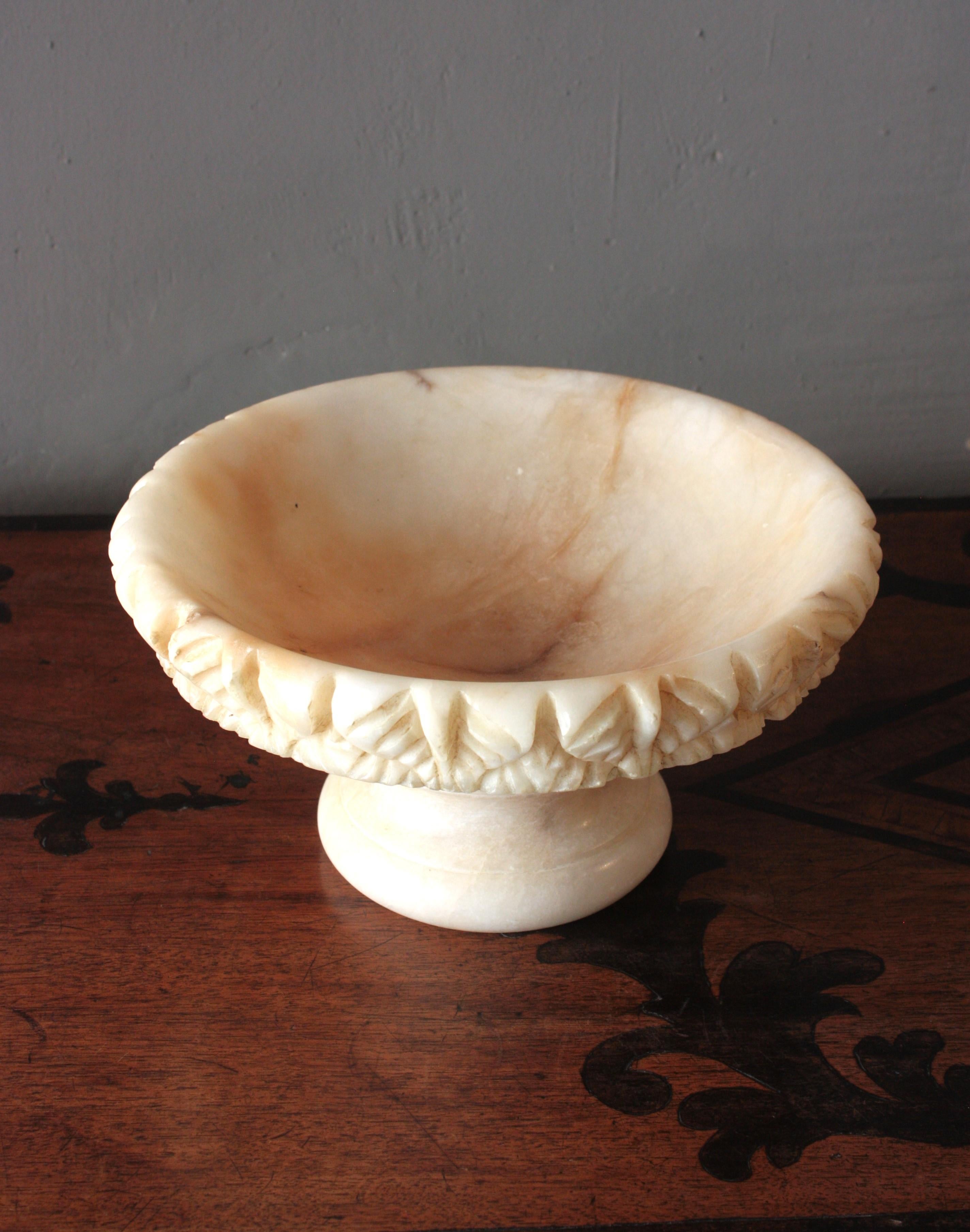Spanische geschnitzte große Tafelaufsatzschale oder Tazza aus Alabaster, 1950er Jahre im Angebot 6