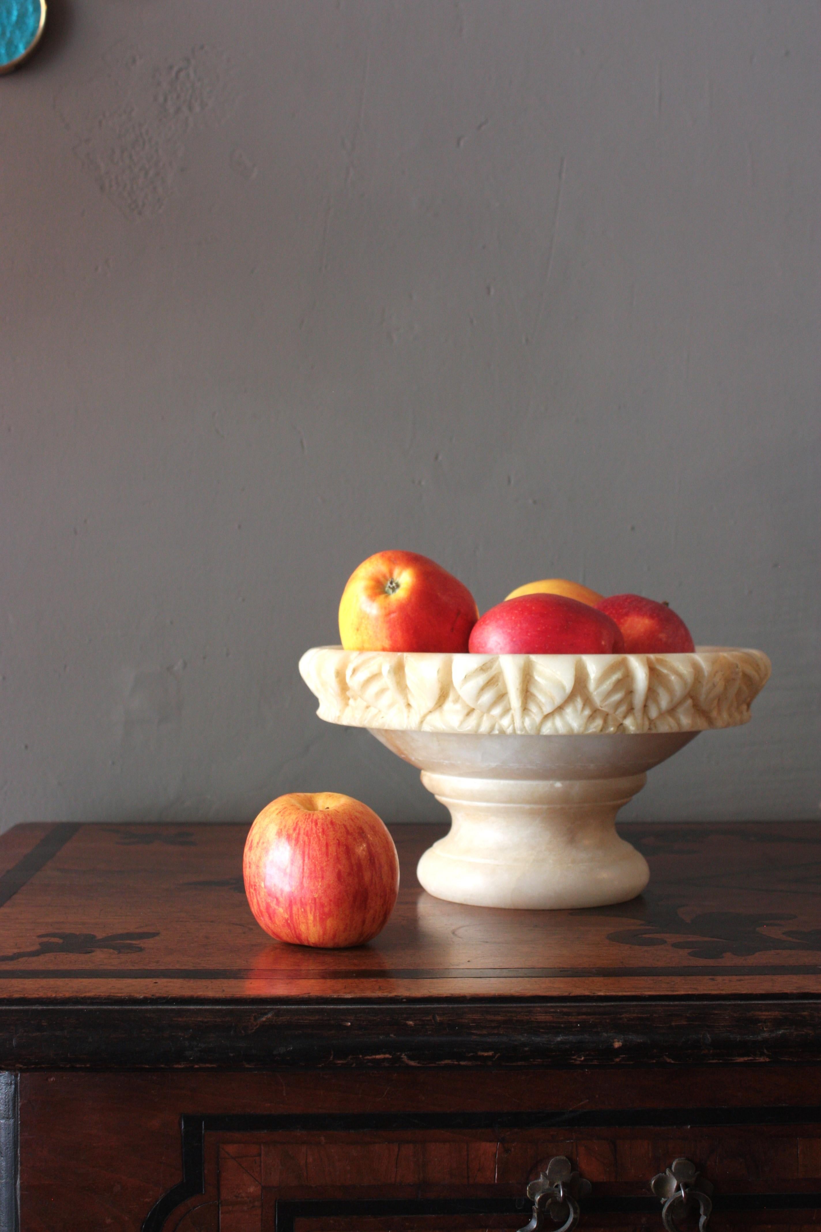 Spanische geschnitzte große Tafelaufsatzschale oder Tazza aus Alabaster, 1950er Jahre im Angebot 7