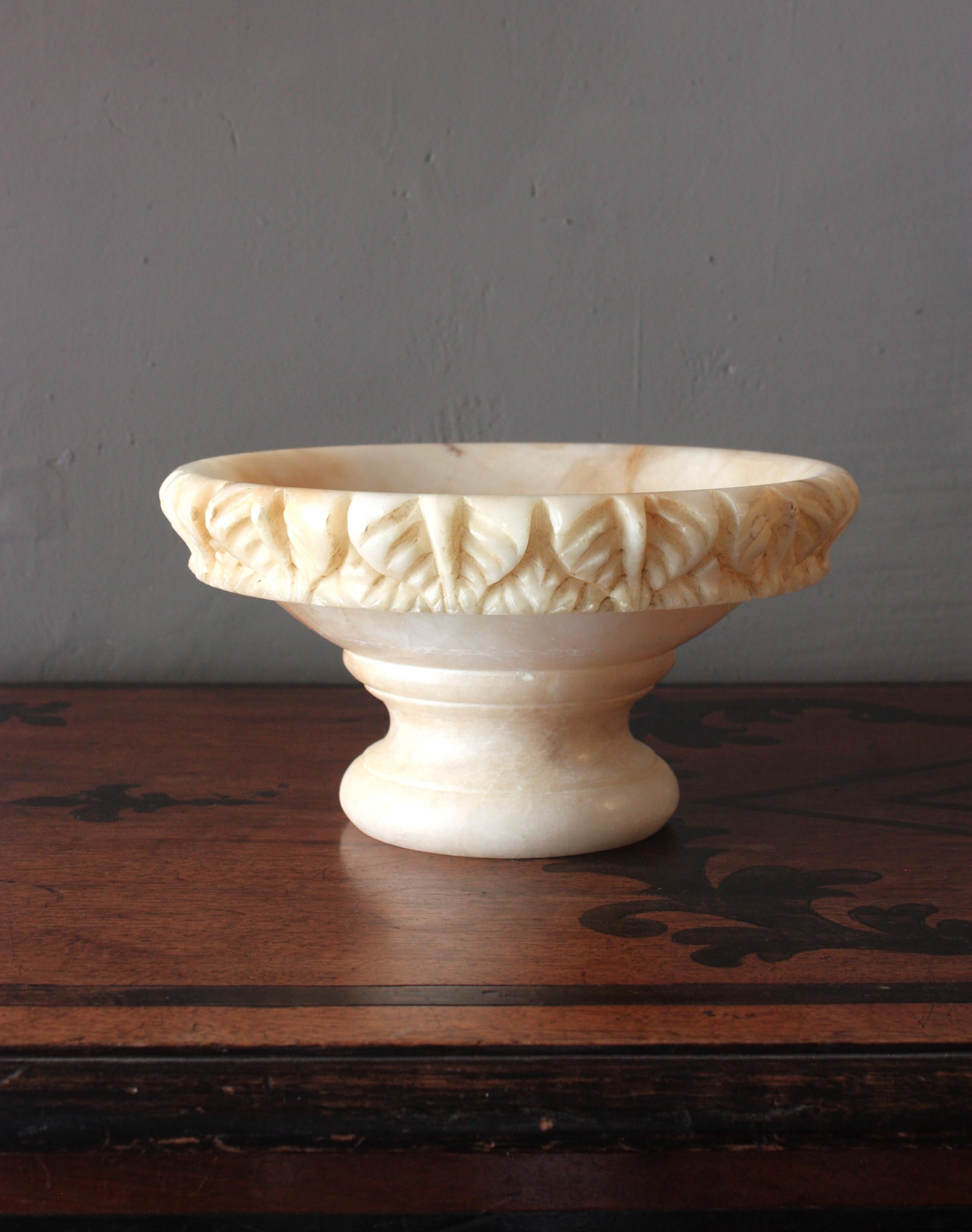 Spanische geschnitzte große Tafelaufsatzschale oder Tazza aus Alabaster, 1950er Jahre im Angebot 8