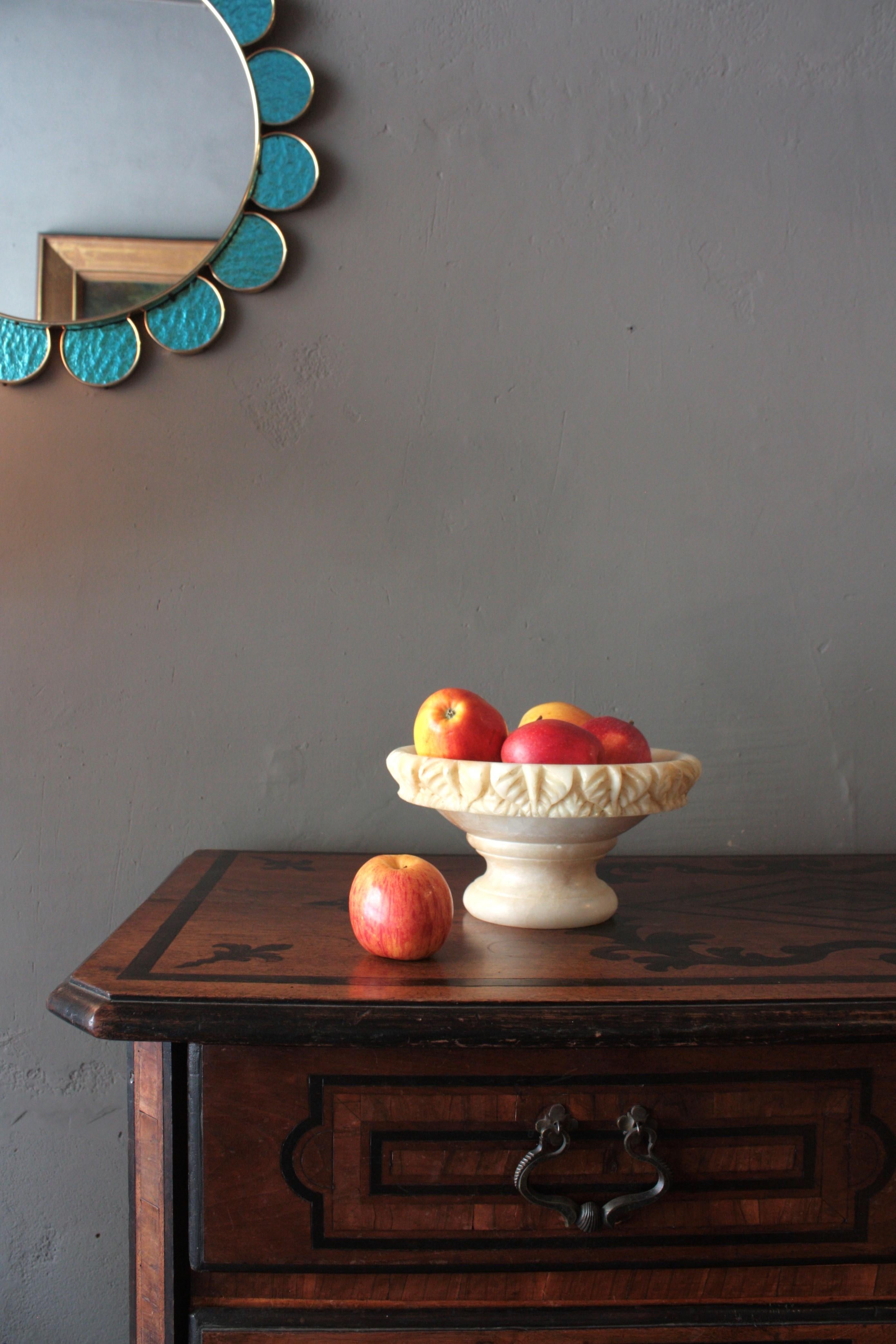Spanische geschnitzte große Tafelaufsatzschale oder Tazza aus Alabaster, 1950er Jahre im Angebot 9