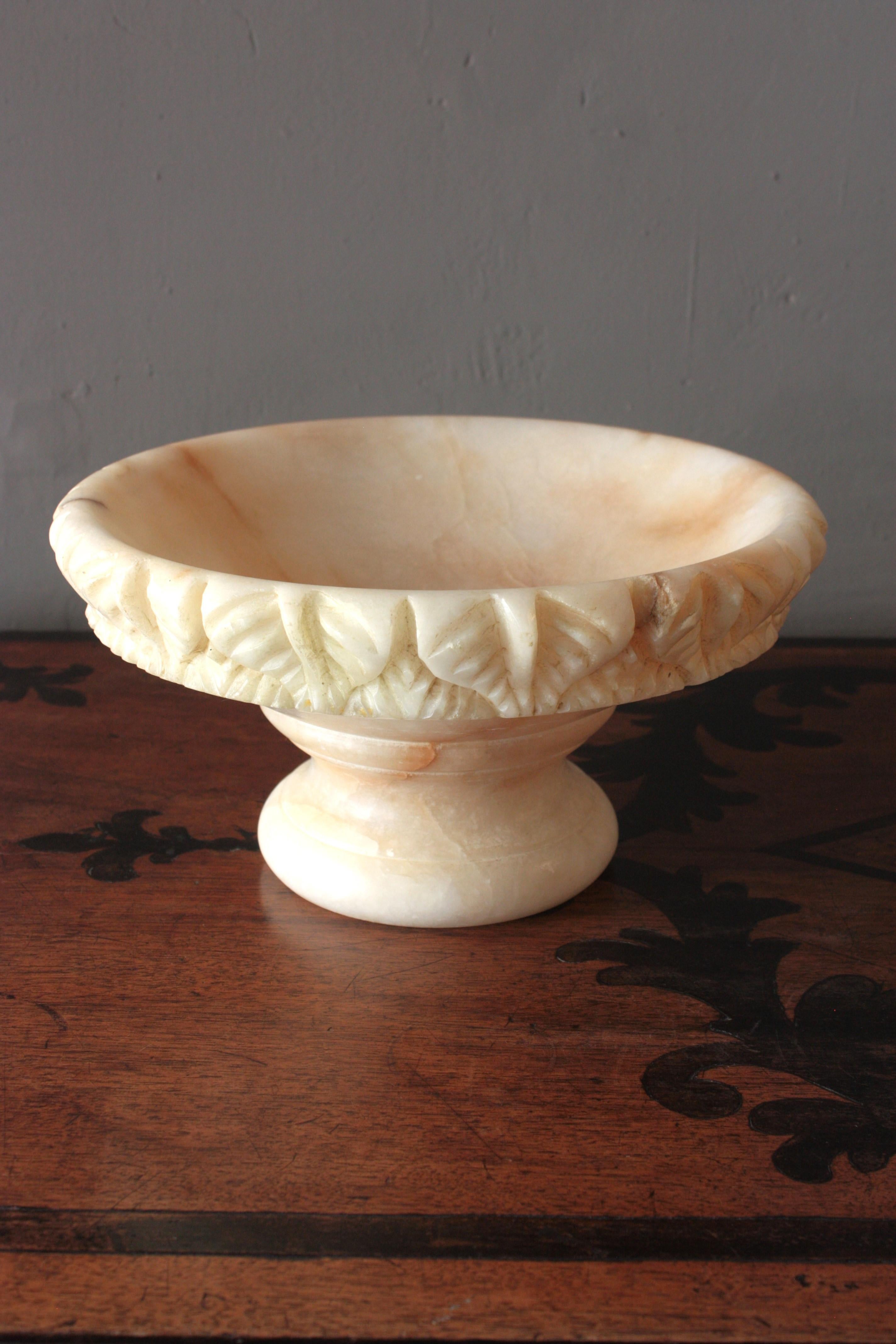 Spanische geschnitzte große Tafelaufsatzschale oder Tazza aus Alabaster, 1950er Jahre im Angebot 10