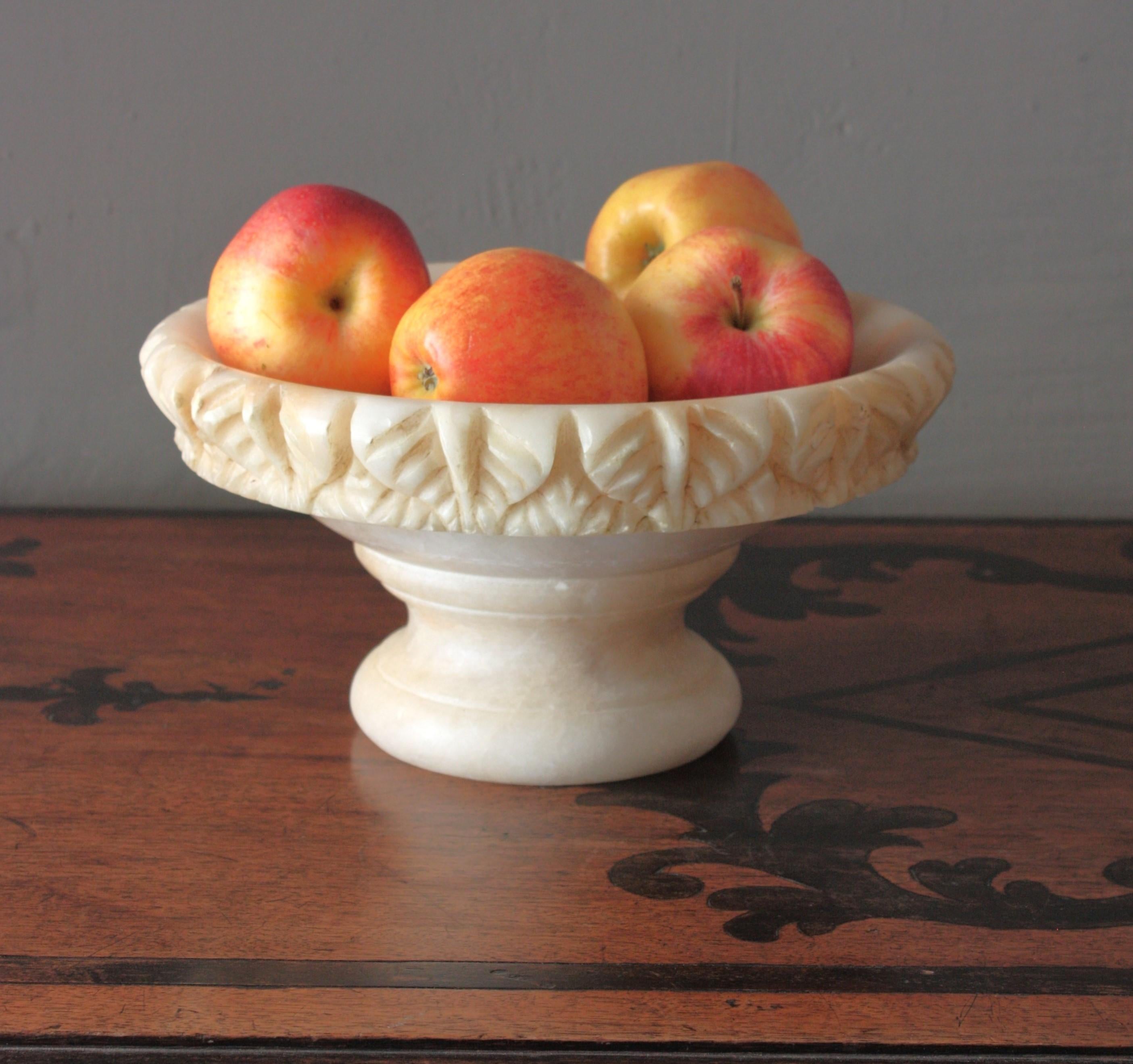 Spanische geschnitzte große Tafelaufsatzschale oder Tazza aus Alabaster, 1950er Jahre im Angebot 13