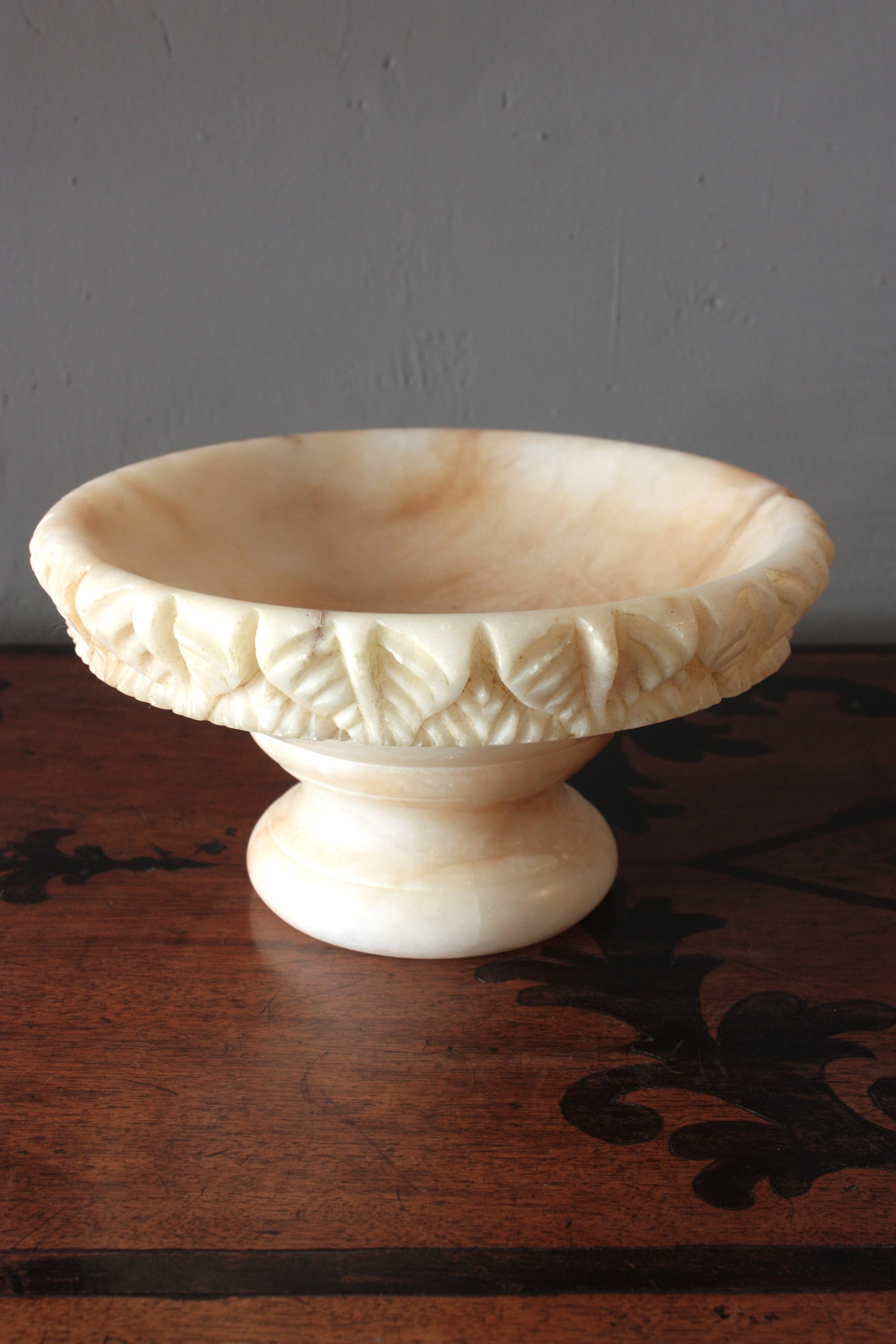 Spanische geschnitzte große Tafelaufsatzschale oder Tazza aus Alabaster, 1950er Jahre im Angebot 14
