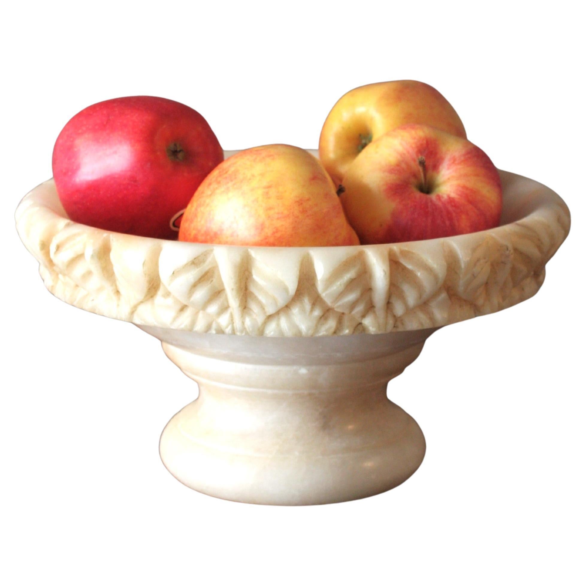 Spanische geschnitzte große Tafelaufsatzschale oder Tazza aus Alabaster, 1950er Jahre (Moderne der Mitte des Jahrhunderts) im Angebot