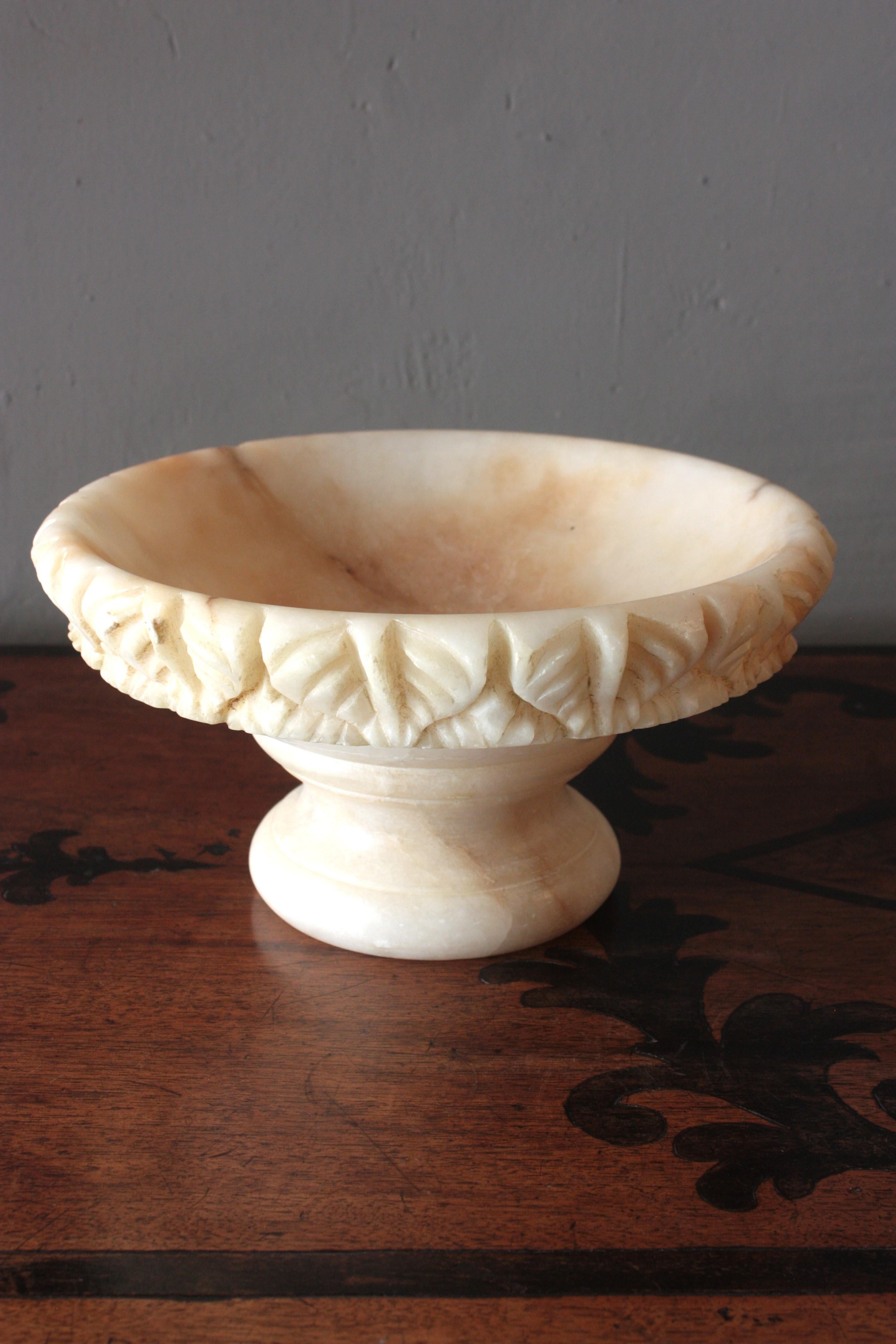 Spanische geschnitzte große Tafelaufsatzschale oder Tazza aus Alabaster, 1950er Jahre (Handgeschnitzt) im Angebot