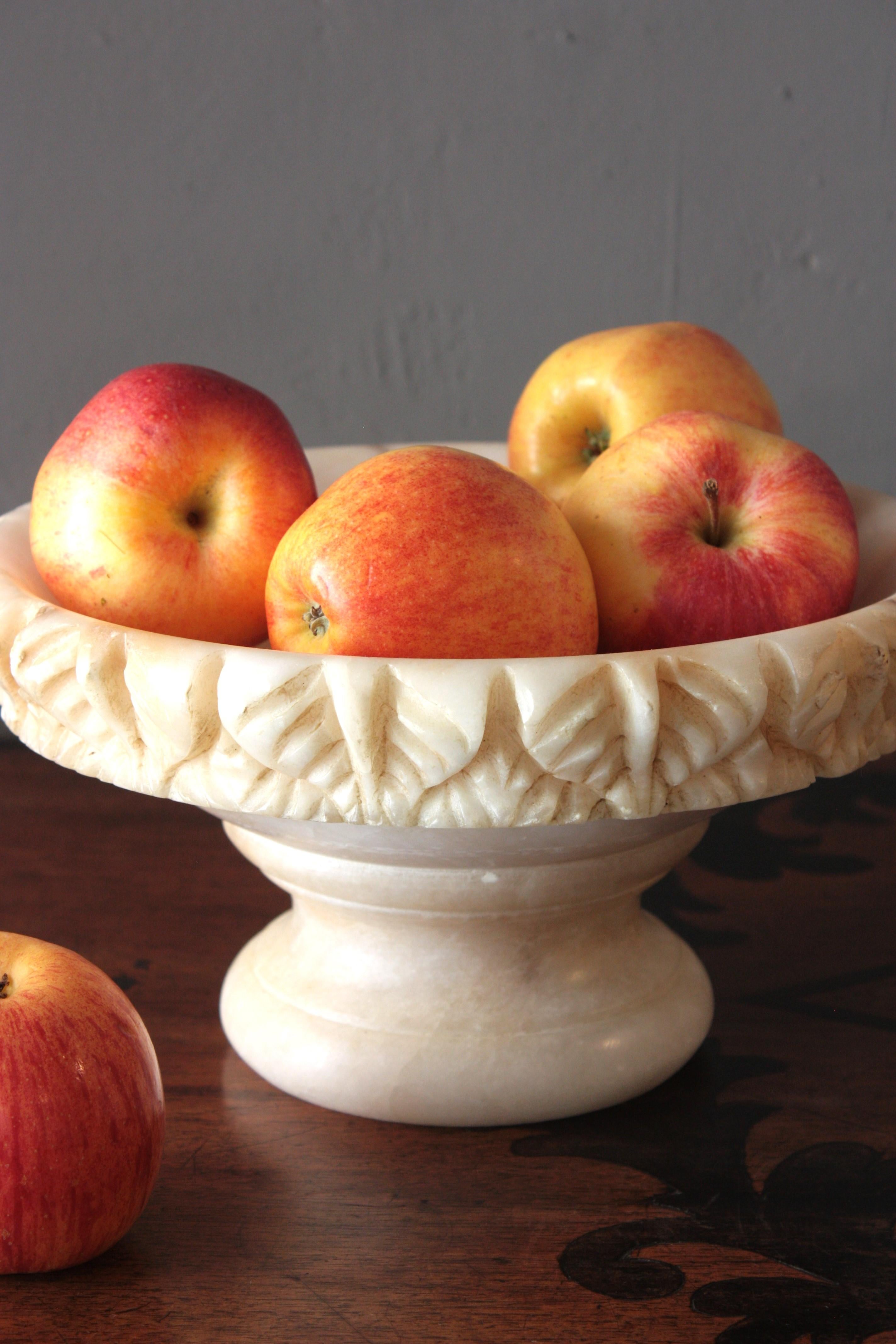 Spanische geschnitzte große Tafelaufsatzschale oder Tazza aus Alabaster, 1950er Jahre im Zustand „Gut“ im Angebot in Barcelona, ES