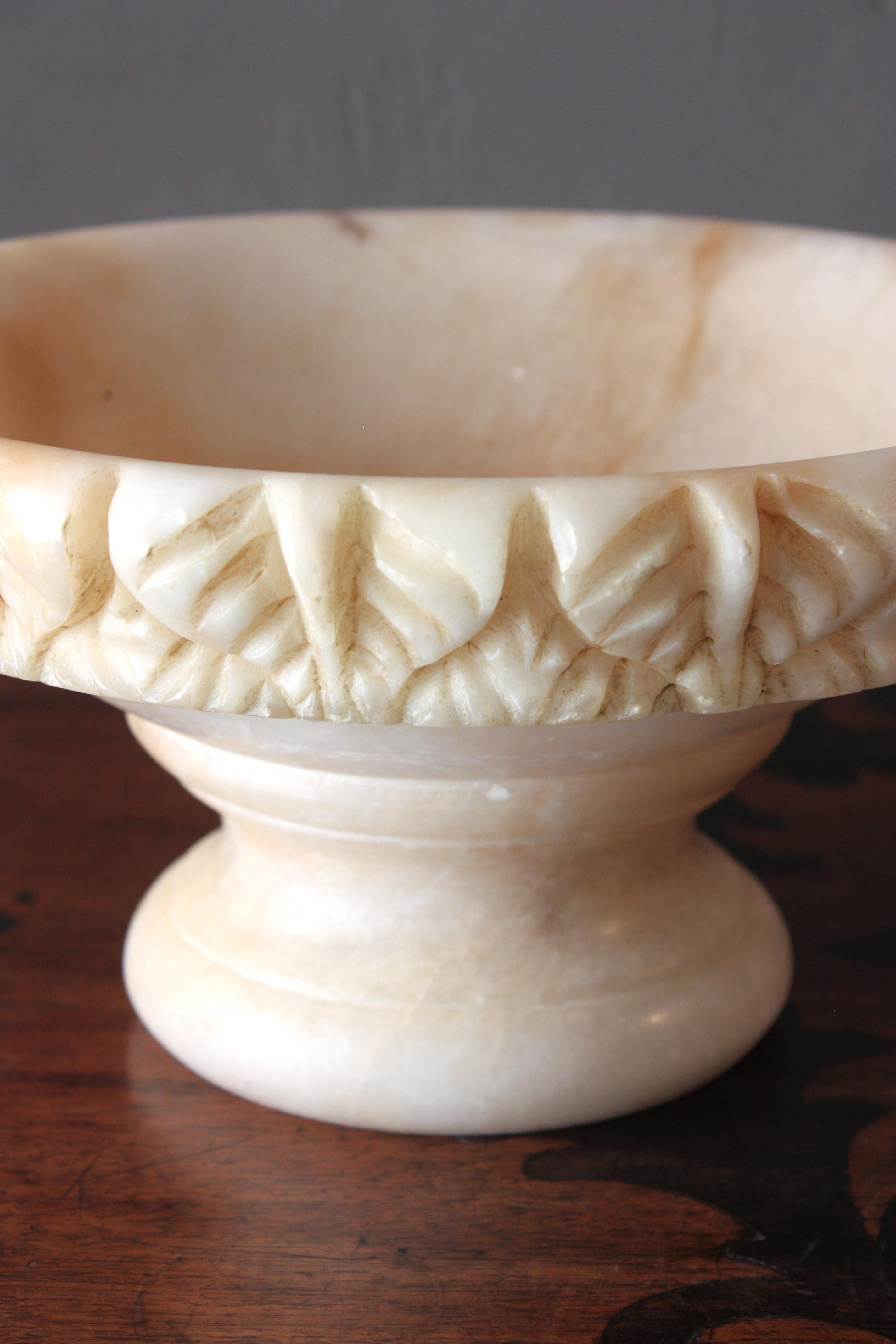Spanische geschnitzte große Tafelaufsatzschale oder Tazza aus Alabaster, 1950er Jahre im Angebot 1