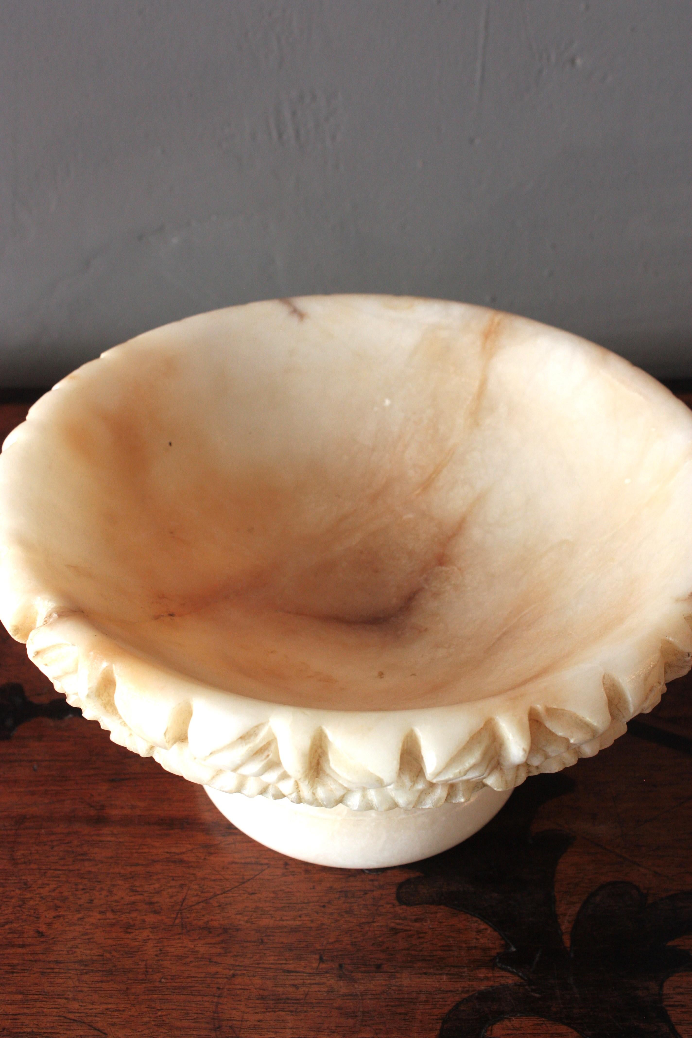 Spanische geschnitzte große Tafelaufsatzschale oder Tazza aus Alabaster, 1950er Jahre im Angebot 2