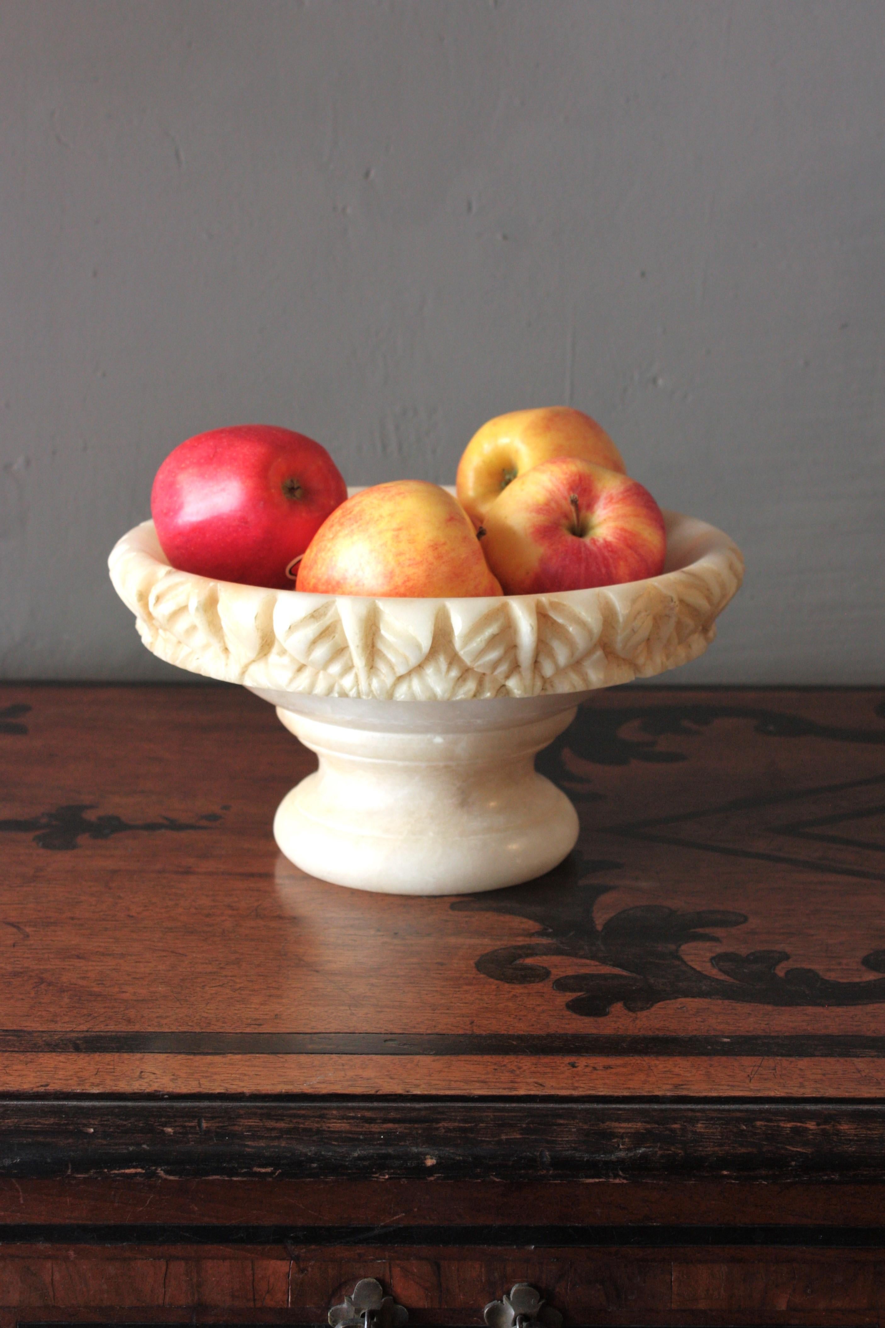 Spanische geschnitzte große Tafelaufsatzschale oder Tazza aus Alabaster, 1950er Jahre im Angebot 3