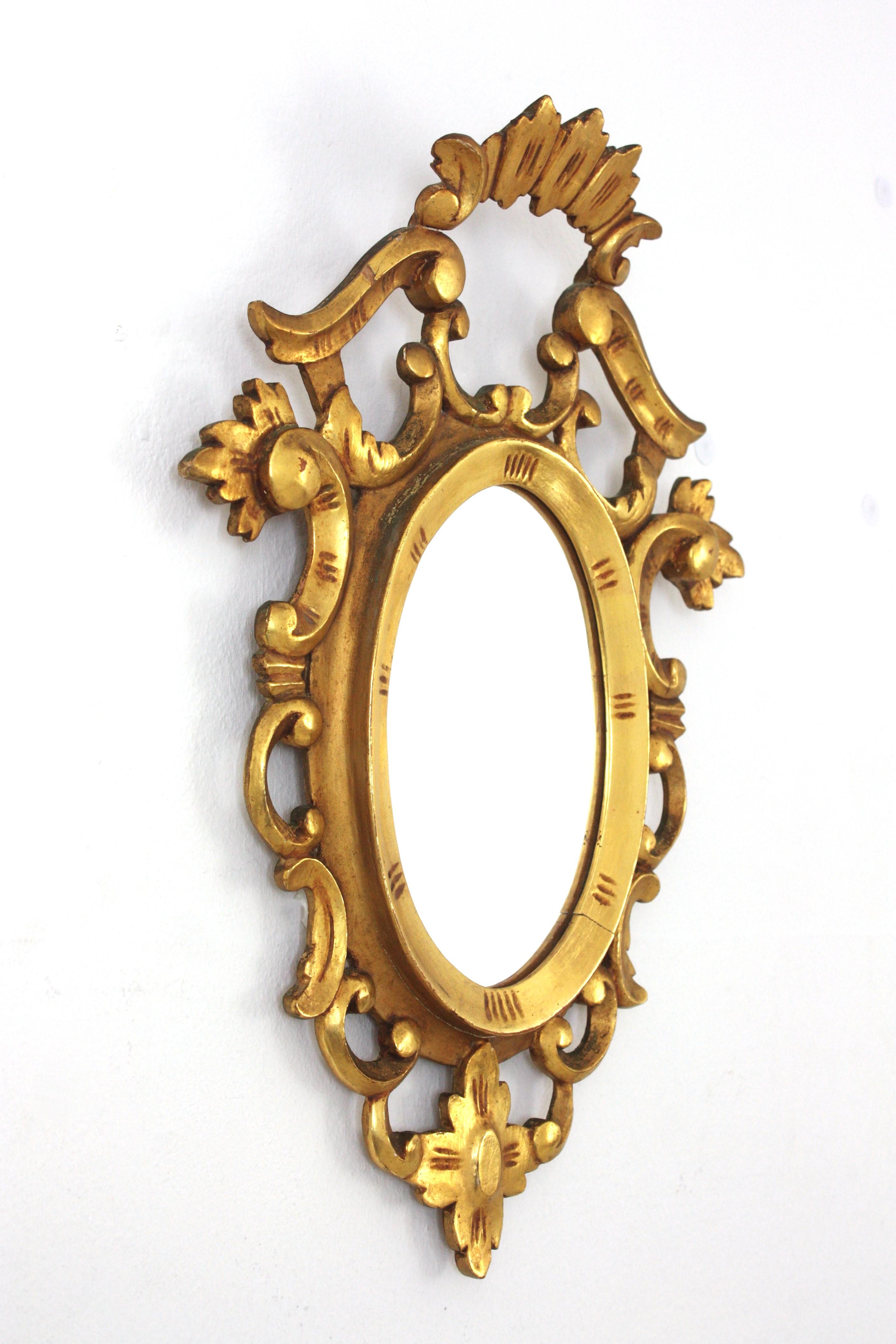 Rokoko-Spiegel, geschnitztes Vergoldungsholz, Spanien, 1930er Jahre.
Schöner kleiner geschnitzter Vergoldungsrahmen im Rokoko-Stil, der ein ovales Glas umgibt. Es hat ein schönes Wappen auf der Oberseite und naturalistische und verschnörkelte