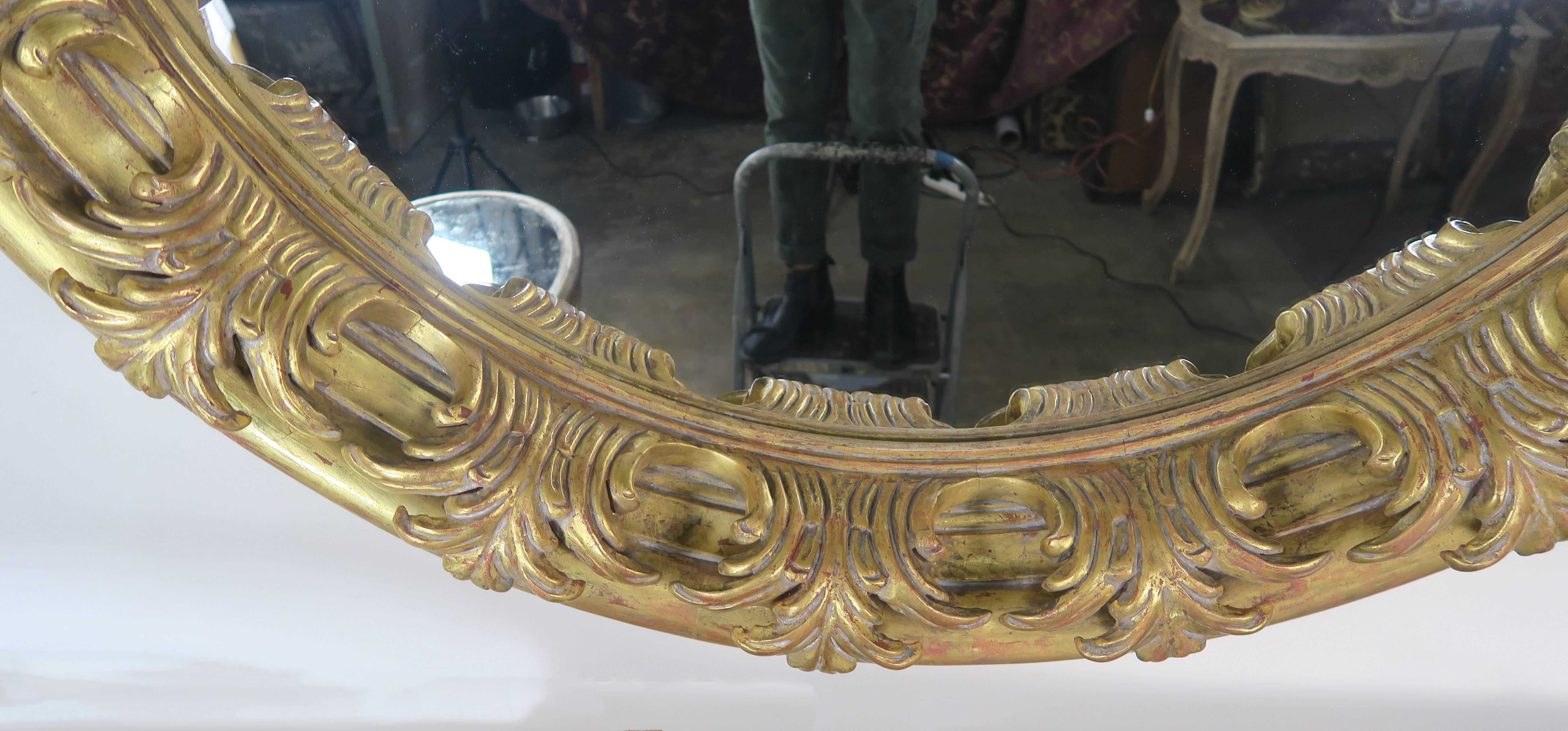 Spanish Carved Giltwood Round Shaped Mirror In Excellent Condition In Los Angeles, CA