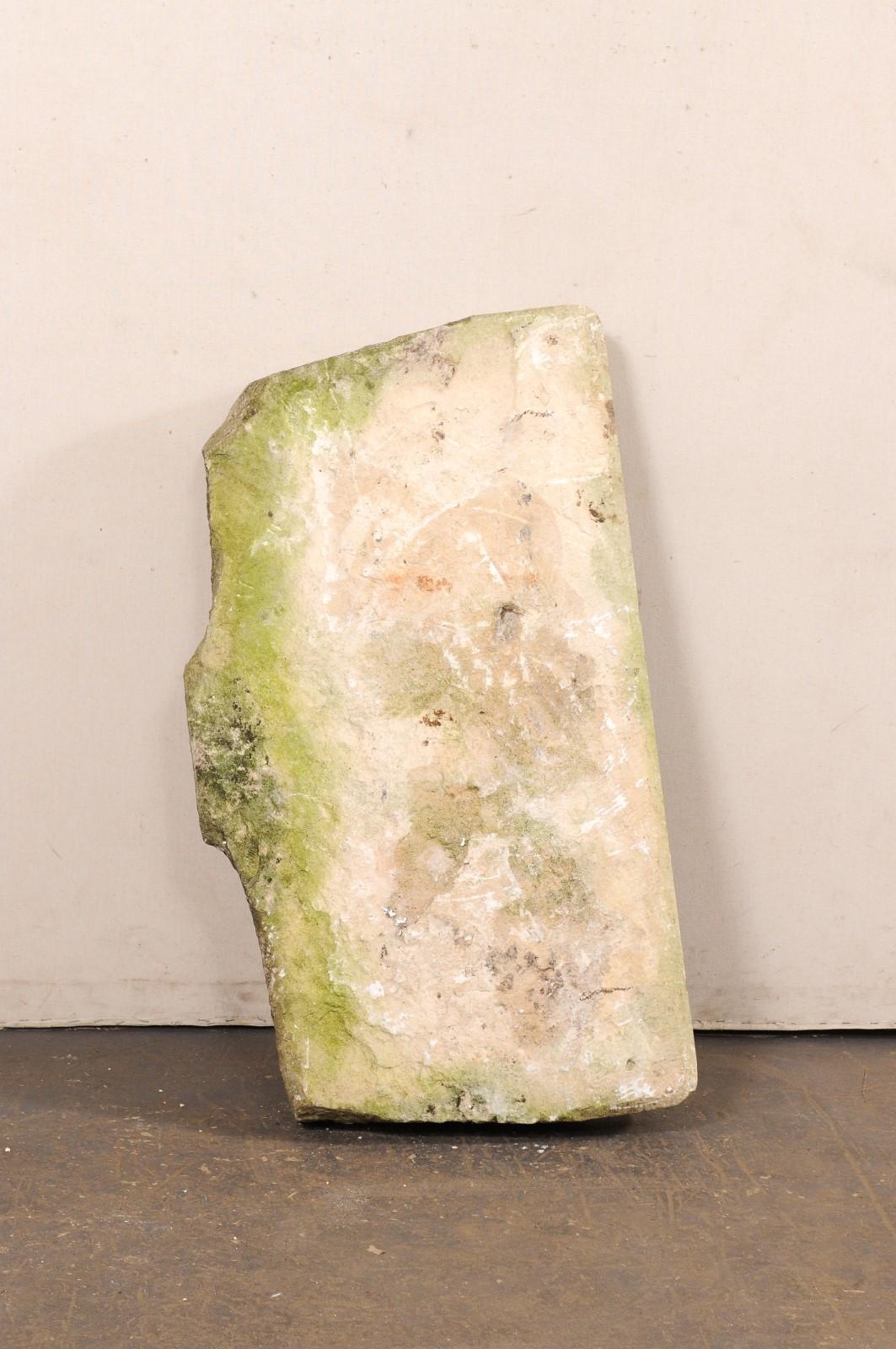 Una artesa española de piedra caliza tallada a mano del siglo XIX, posiblemente más antigua. Este antiguo abrevadero de piedra procedente de España tiene un cuerpo general de forma rectangular y ha sido tallado a mano en una sola pieza de piedra. Es