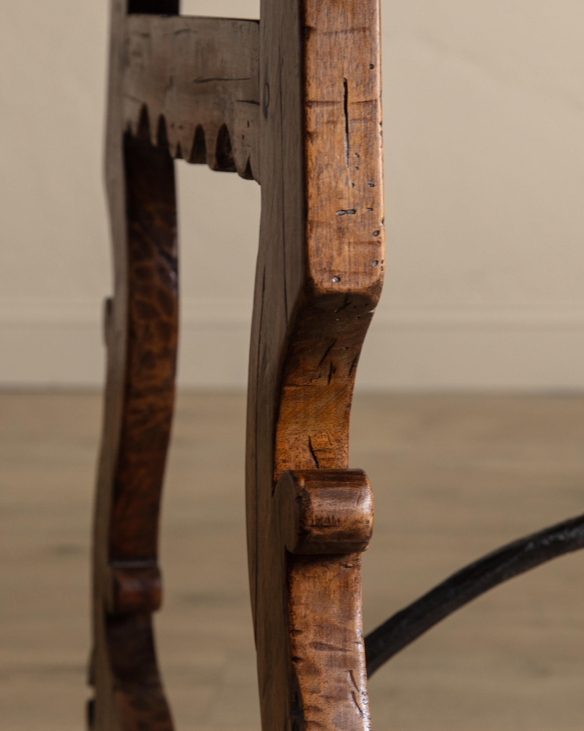 Table de salle à manger espagnole en acajou sculpté avec traverse en fer, Europe, XVIIIe siècle en vente 2