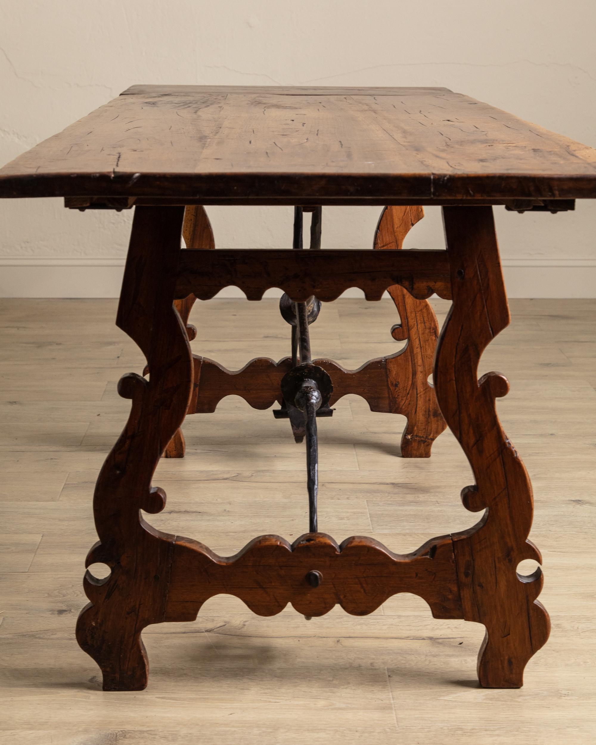 Table de salle à manger espagnole en acajou sculpté avec traverse en fer, Europe, XVIIIe siècle en vente 3