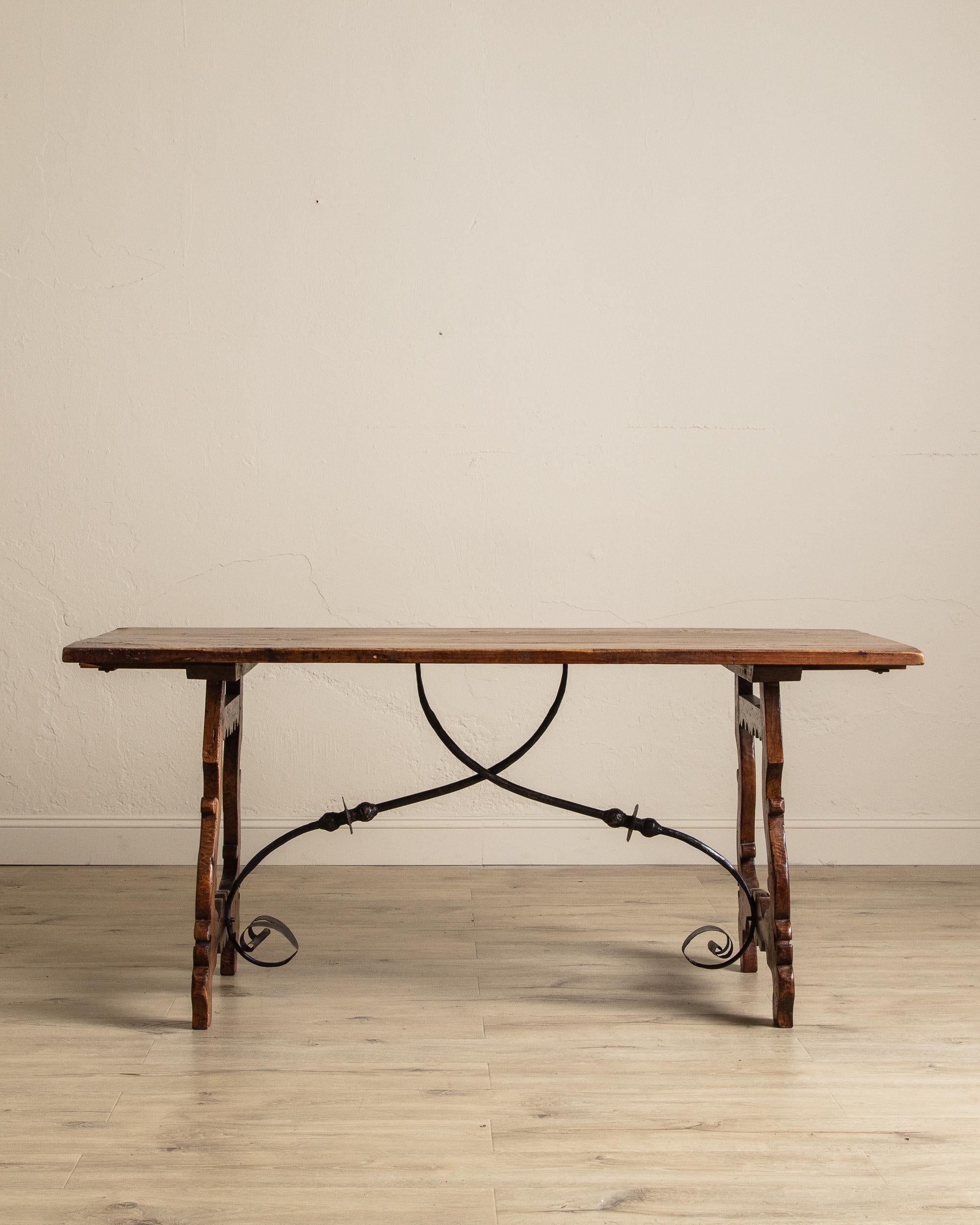 Cette exquise table de salle à manger espagnole du XVIIIe siècle est un exemple frappant d'artisanat traditionnel et de design durable. Façonnée dans un acajou riche, la table présente une patine profonde et chaude qui témoigne de siècles
