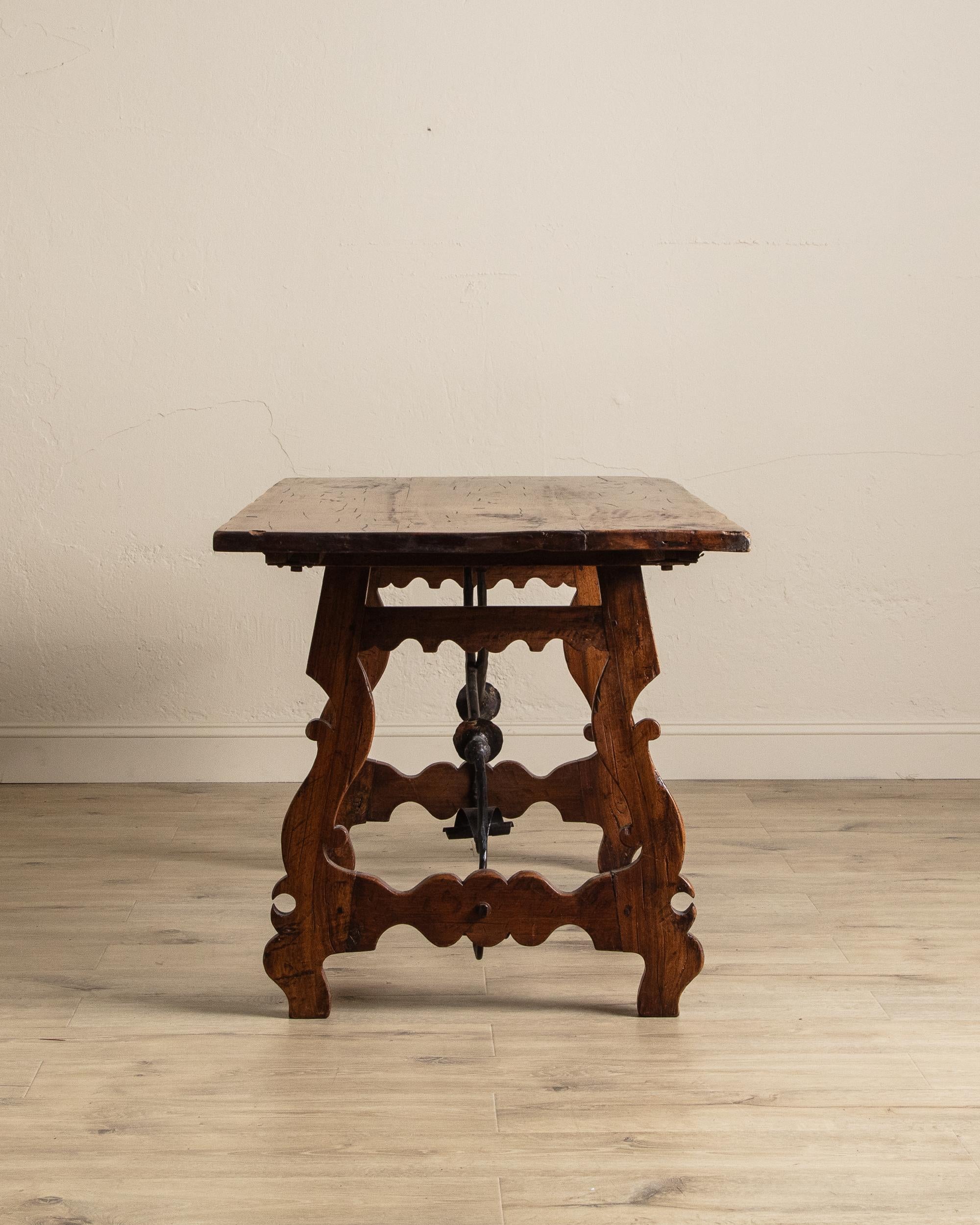 Colonial espagnol Table de salle à manger espagnole en acajou sculpté avec traverse en fer, Europe, XVIIIe siècle en vente
