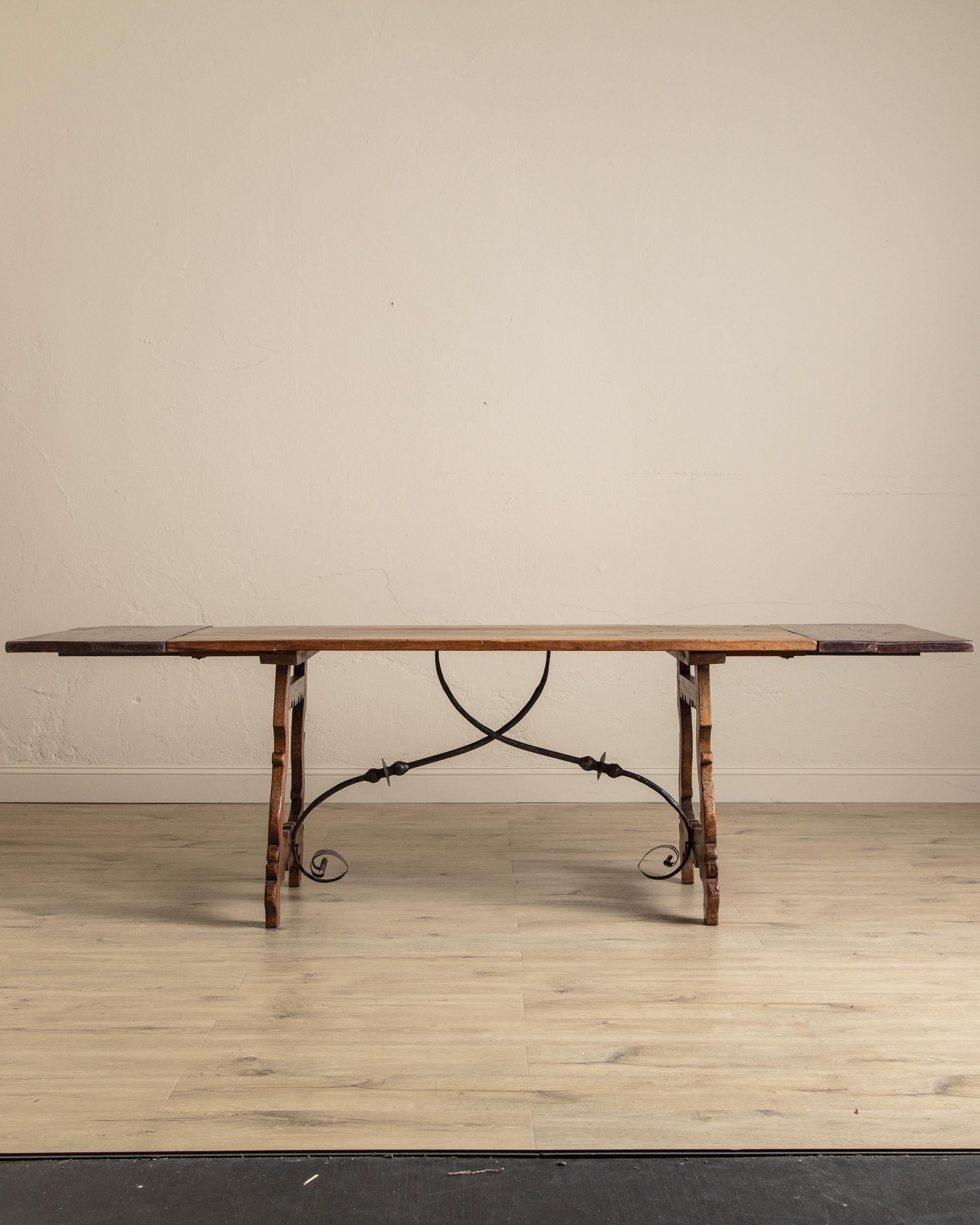 Espagnol Table de salle à manger espagnole en acajou sculpté avec traverse en fer, Europe, XVIIIe siècle en vente