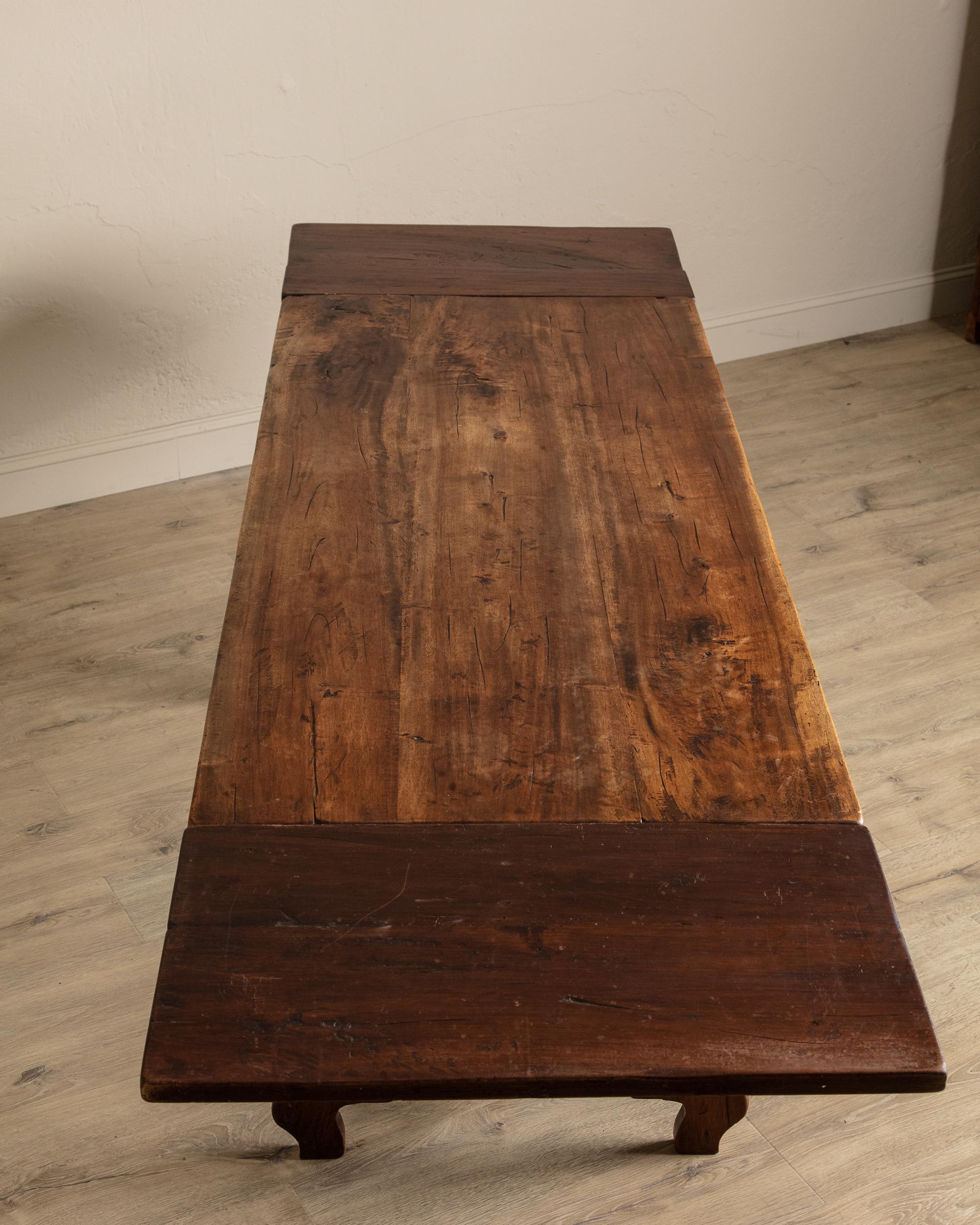 Table de salle à manger espagnole en acajou sculpté avec traverse en fer, Europe, XVIIIe siècle Bon état - En vente à Los Angeles, CA