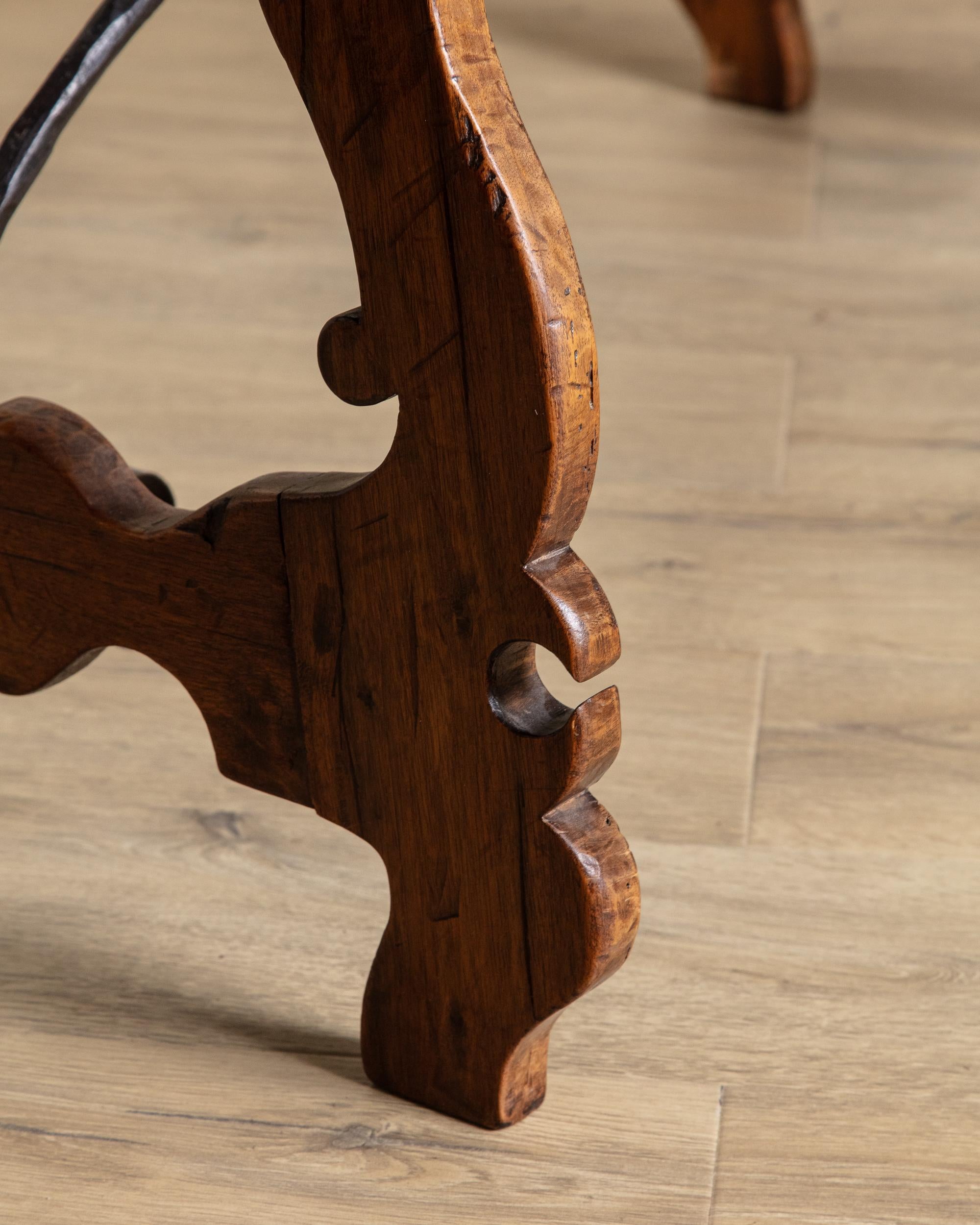 XVIIIe siècle et antérieur Table de salle à manger espagnole en acajou sculpté avec traverse en fer, Europe, XVIIIe siècle en vente