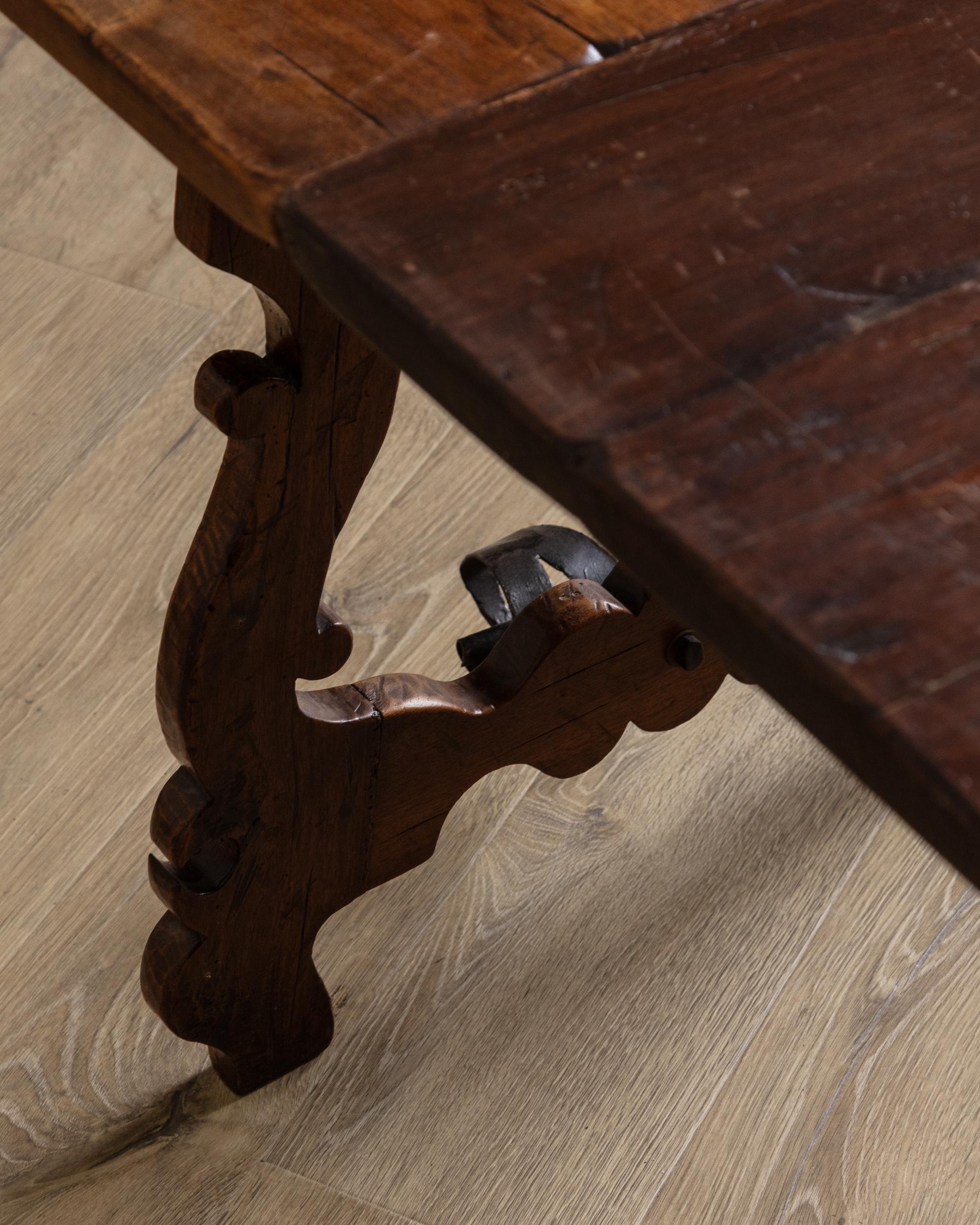 Fer forgé Table de salle à manger espagnole en acajou sculpté avec traverse en fer, Europe, XVIIIe siècle en vente
