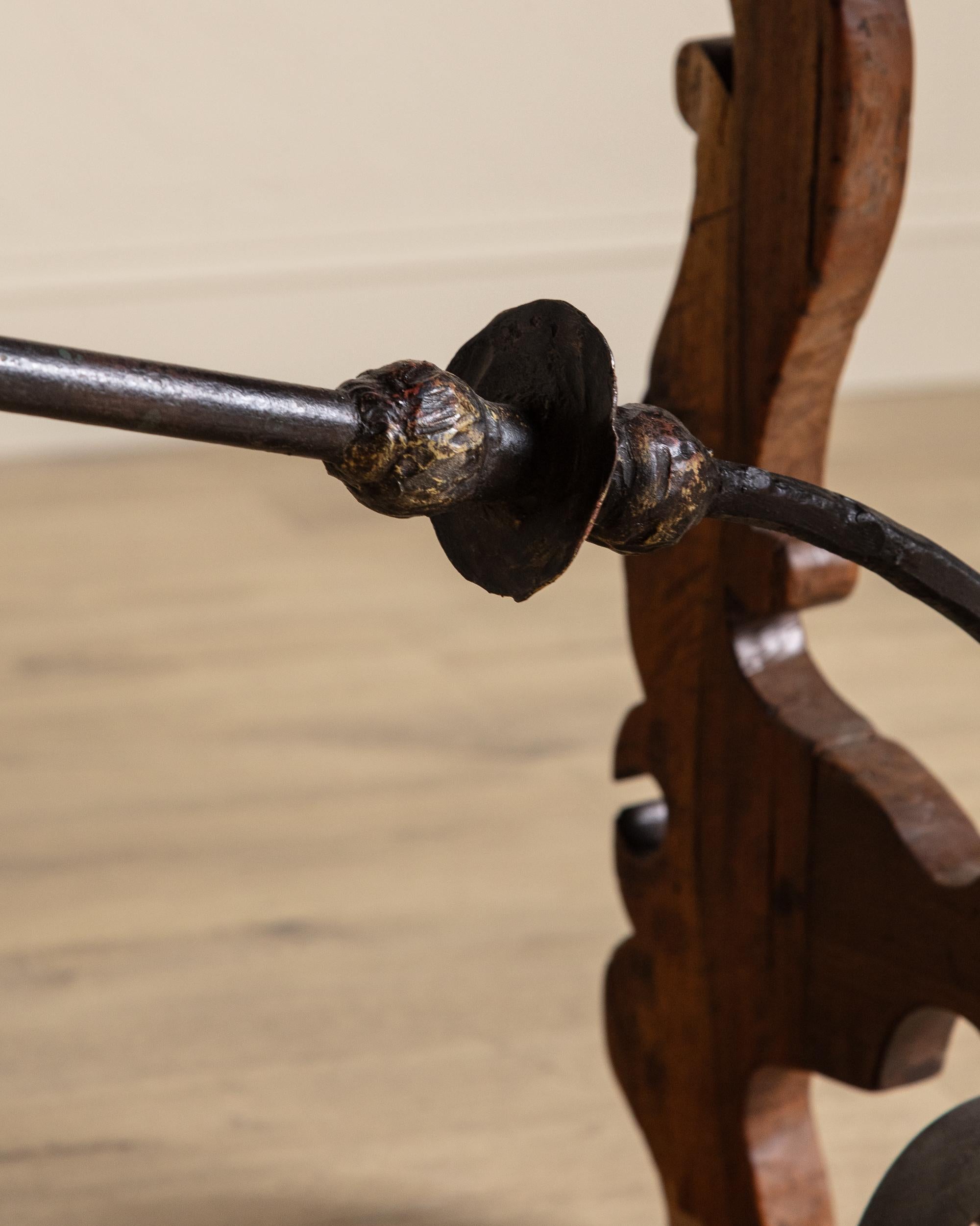 Table de salle à manger espagnole en acajou sculpté avec traverse en fer, Europe, XVIIIe siècle en vente 1