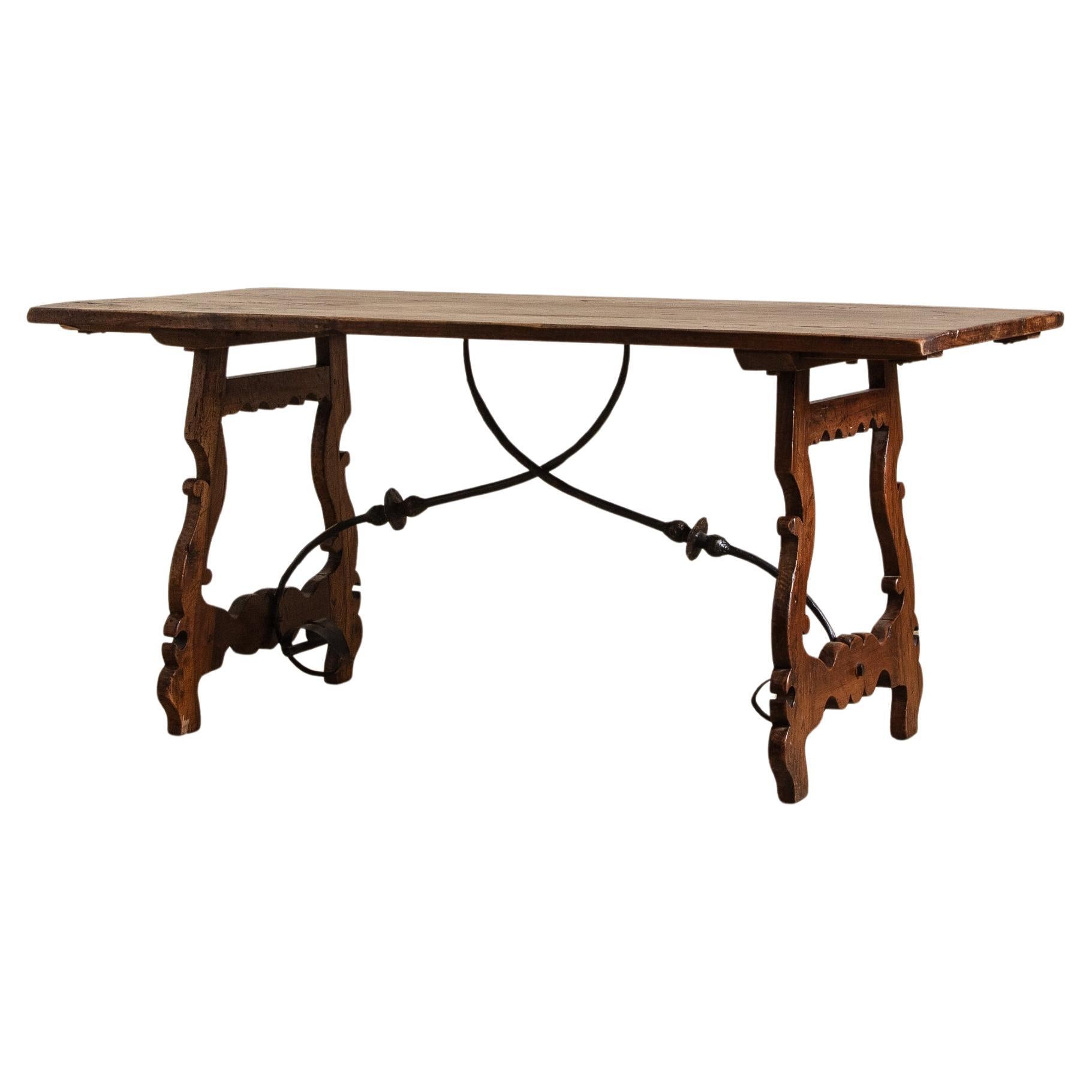 Table de salle à manger espagnole en acajou sculpté avec traverse en fer, Europe, XVIIIe siècle en vente