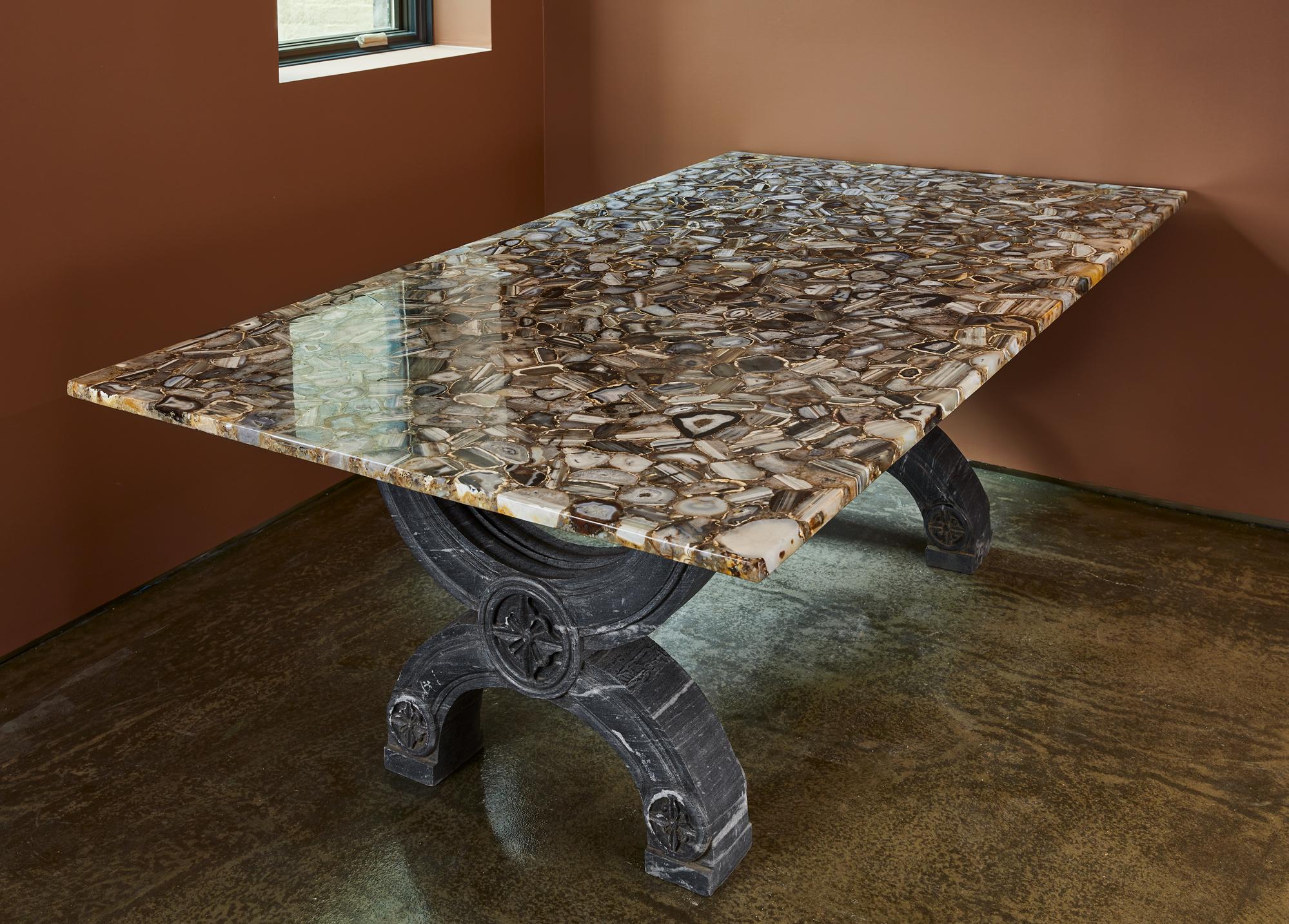 Table Curule de la Renaissance espagnole en pierres mélangées, Espagne, années 1880. Élégante base en marbre vert Curule en forme de X sculptée à la main avec un plateau en mosaïque d'agate grise. Cette grande table finement sculptée présente des