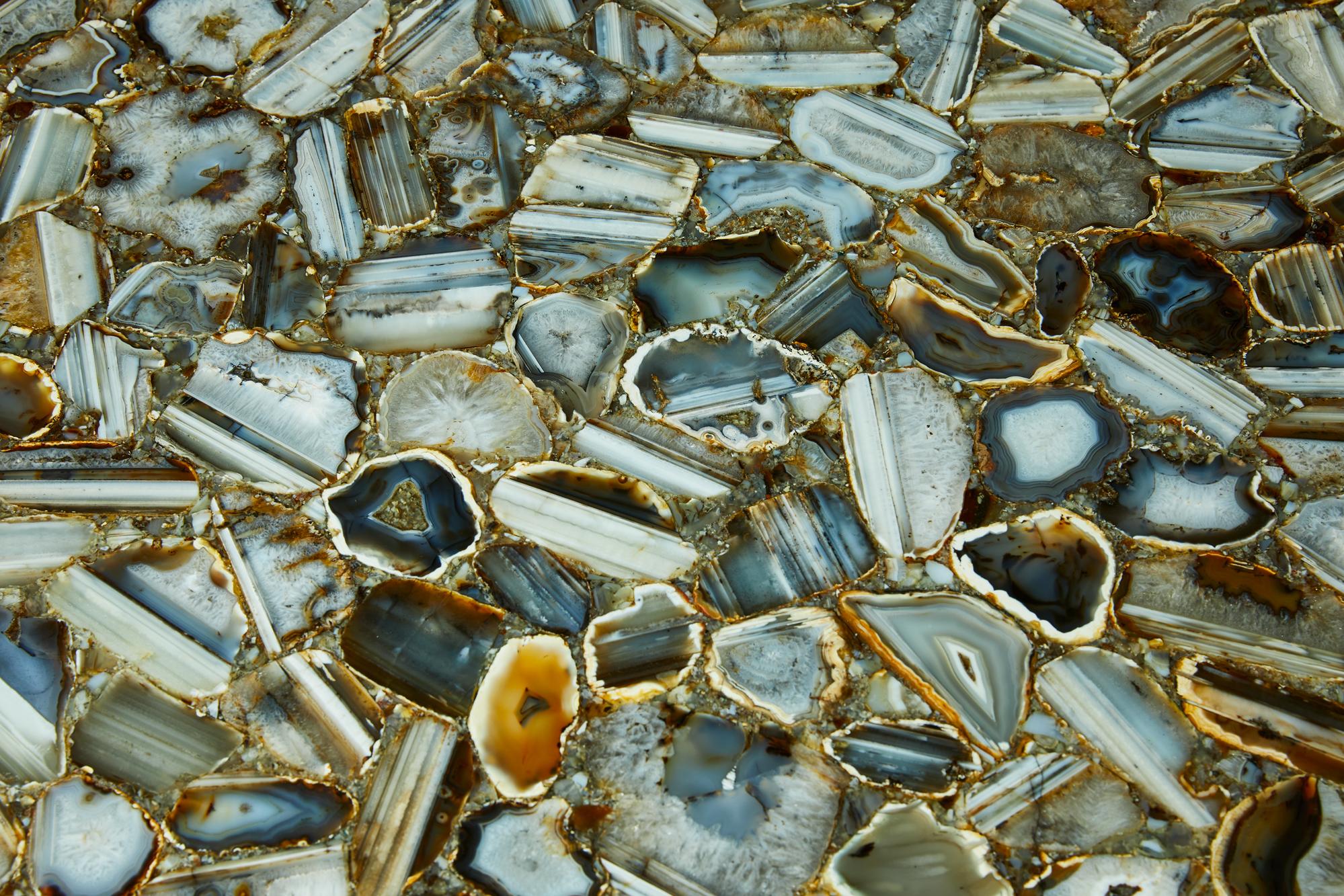 Néo-Renaissance Table de salle à manger espagnole sculptée en marbre et mosaïque d'agate en vente