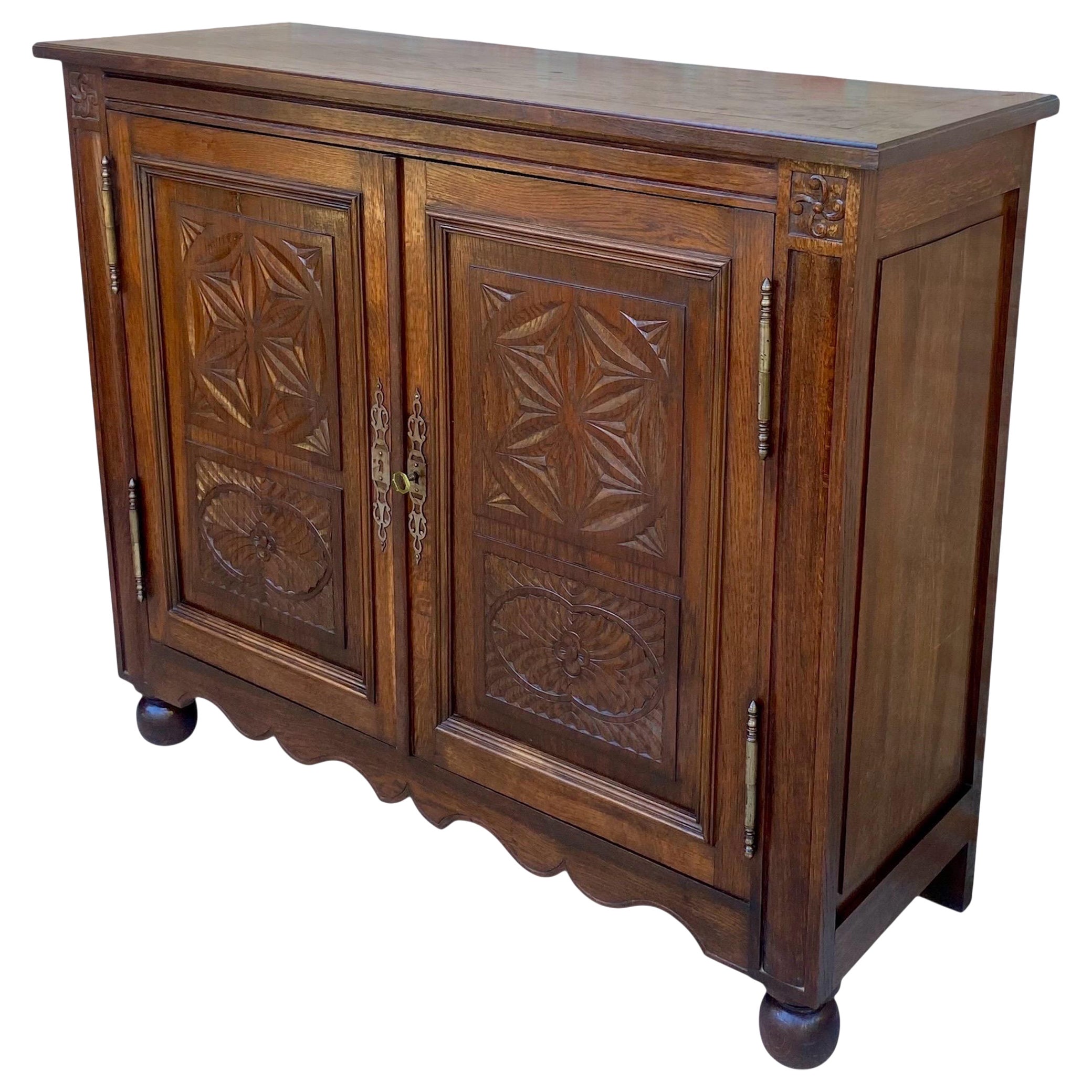 Armoire espagnole en chêne sculpté avec panneaux géométriques, début du 20e siècle