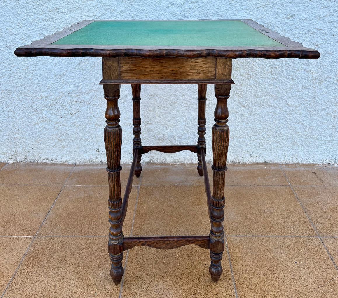 Table de jeu espagnole en Oak Oak sculpté avec feutre vert d'origine, années 1920 en vente 2