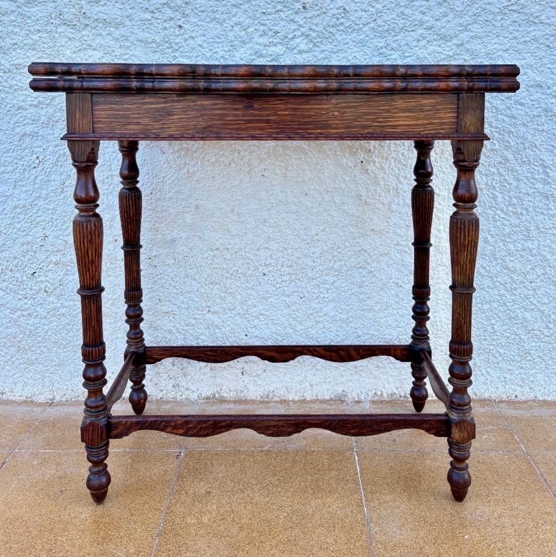 Table de jeu espagnole en Oak Oak sculpté avec feutre vert d'origine, années 1920 en vente 3