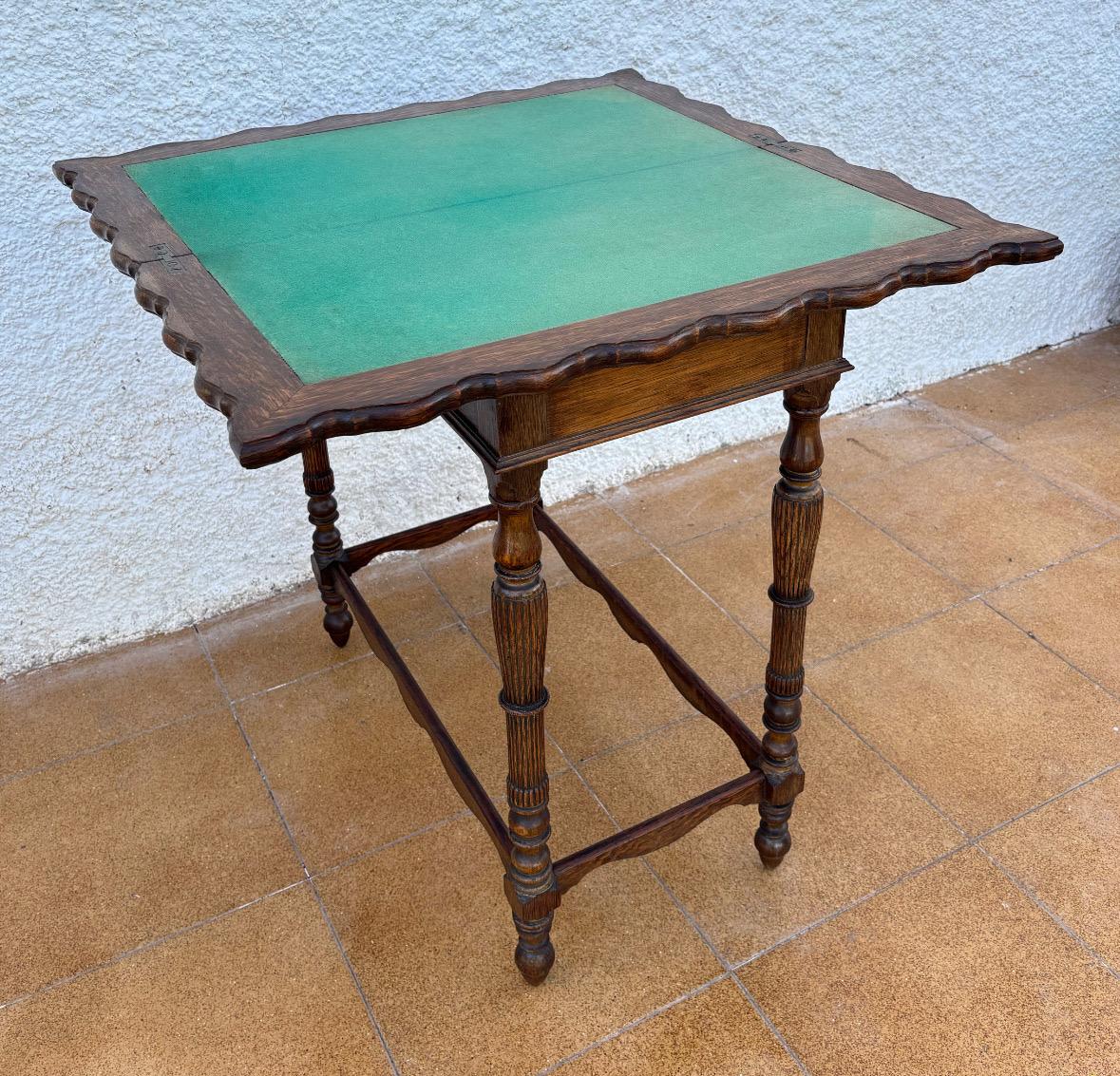 Table de jeu espagnole en Oak Oak sculpté avec feutre vert d'origine, années 1920 en vente 4