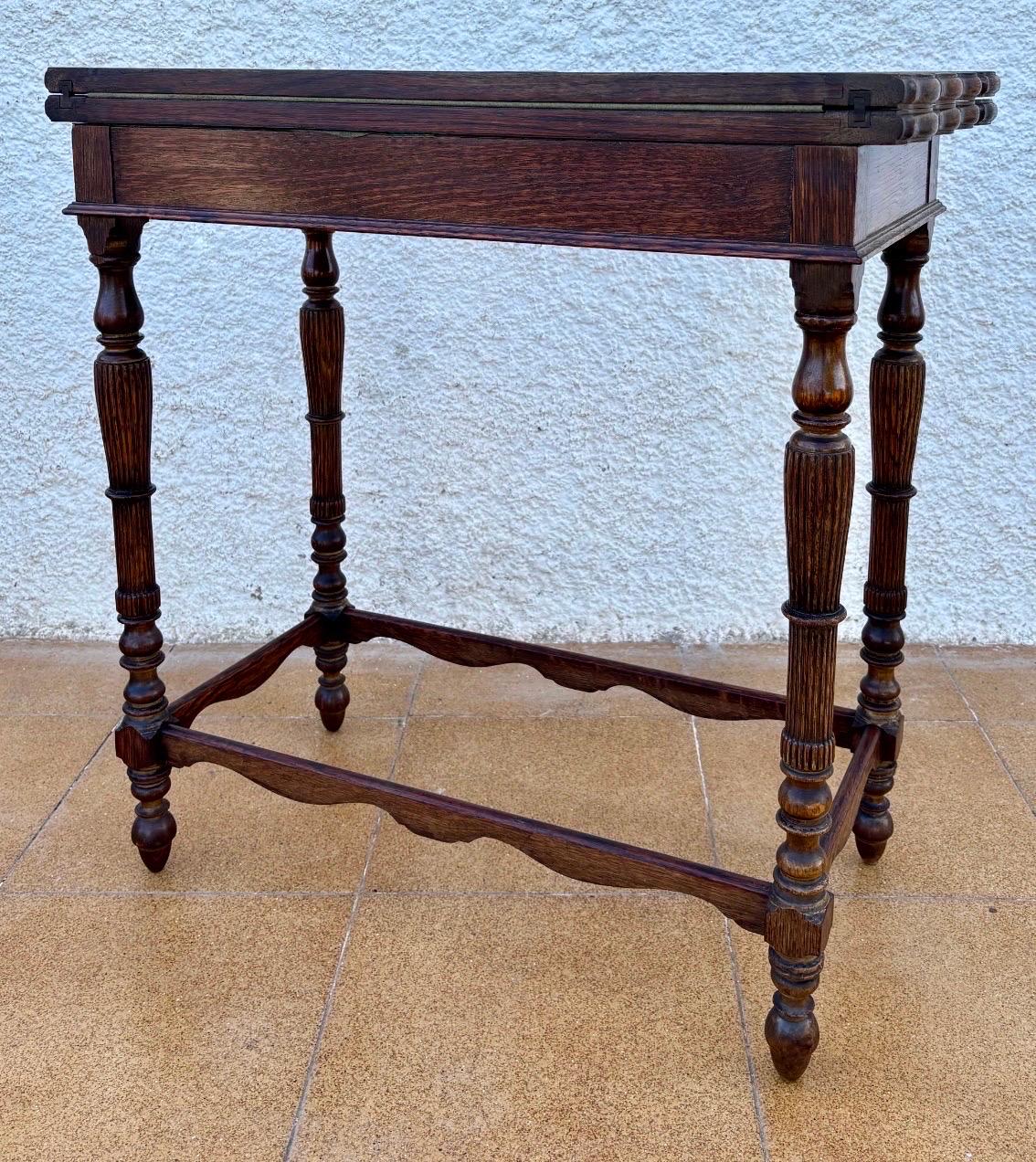 Espagnol Table de jeu espagnole en Oak Oak sculpté avec feutre vert d'origine, années 1920 en vente