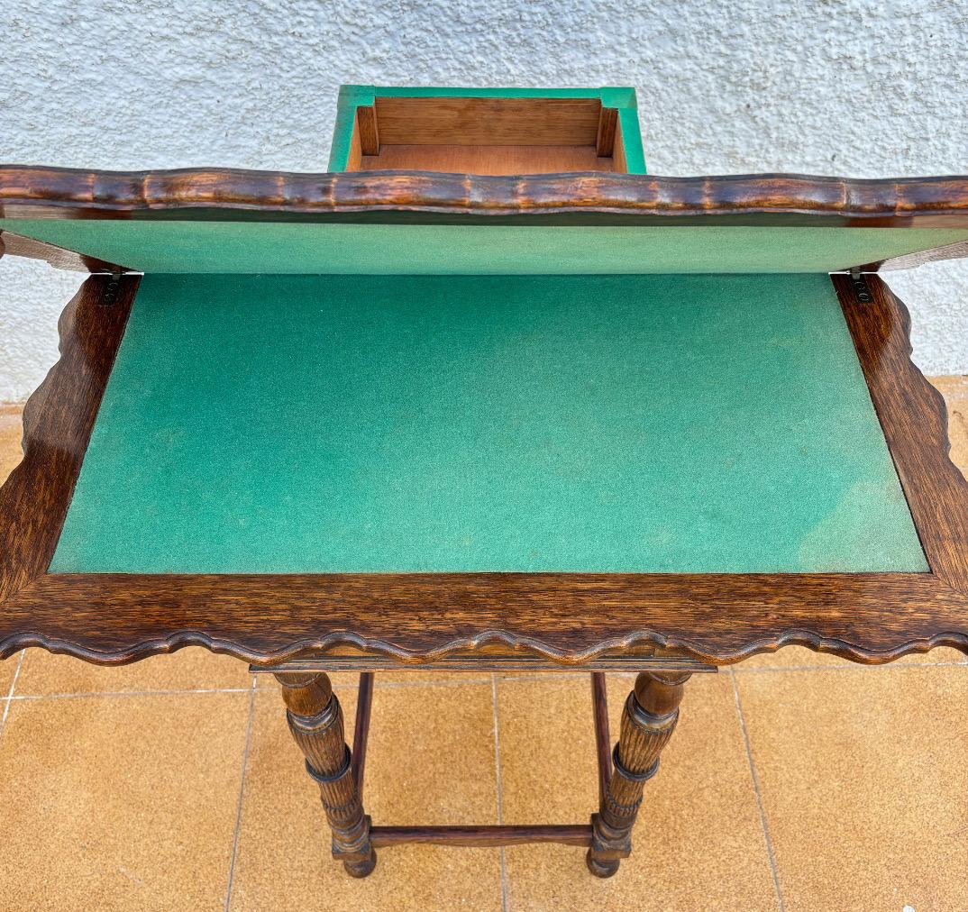 Patiné Table de jeu espagnole en Oak Oak sculpté avec feutre vert d'origine, années 1920 en vente
