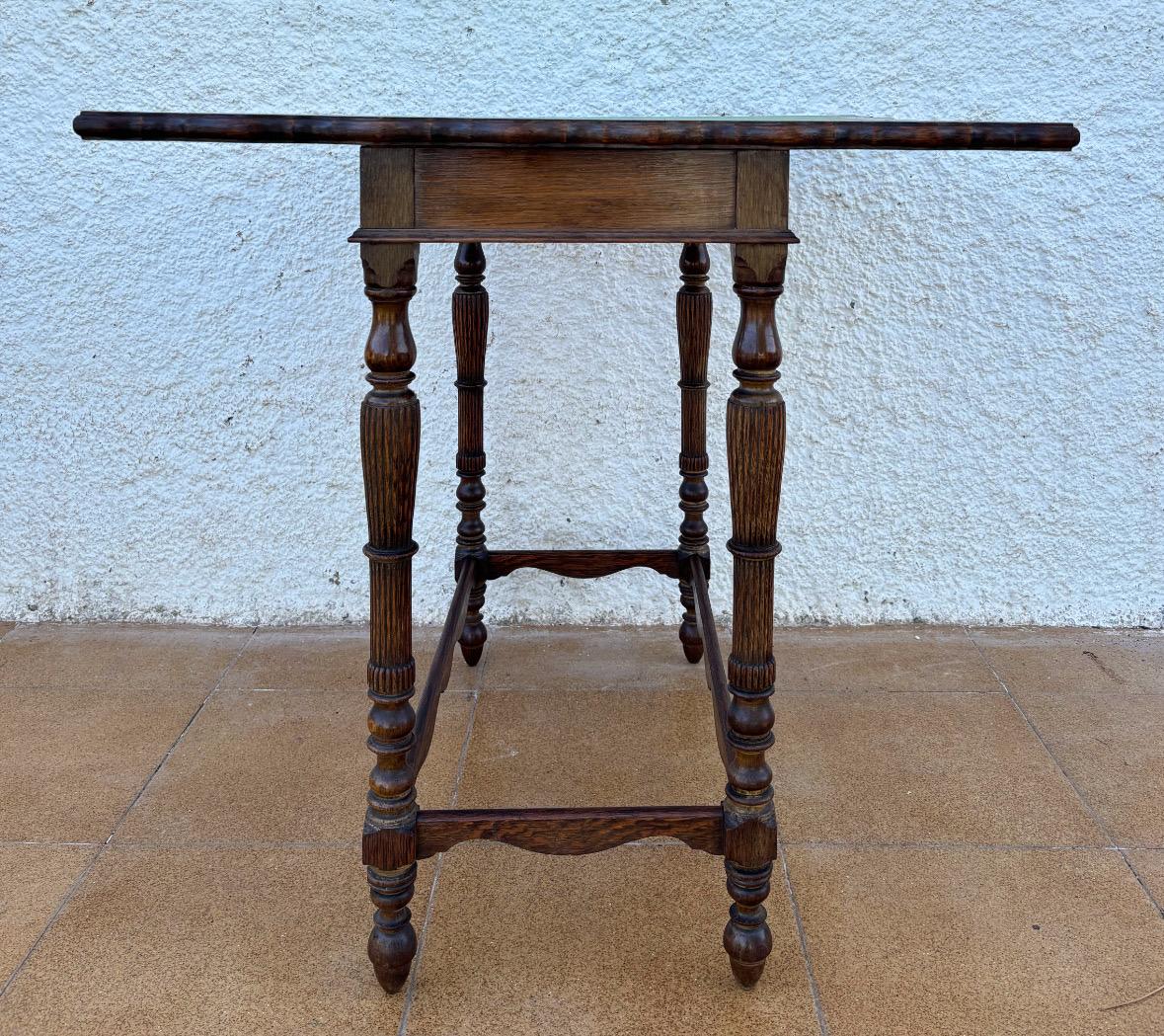 20ième siècle Table de jeu espagnole en Oak Oak sculpté avec feutre vert d'origine, années 1920 en vente