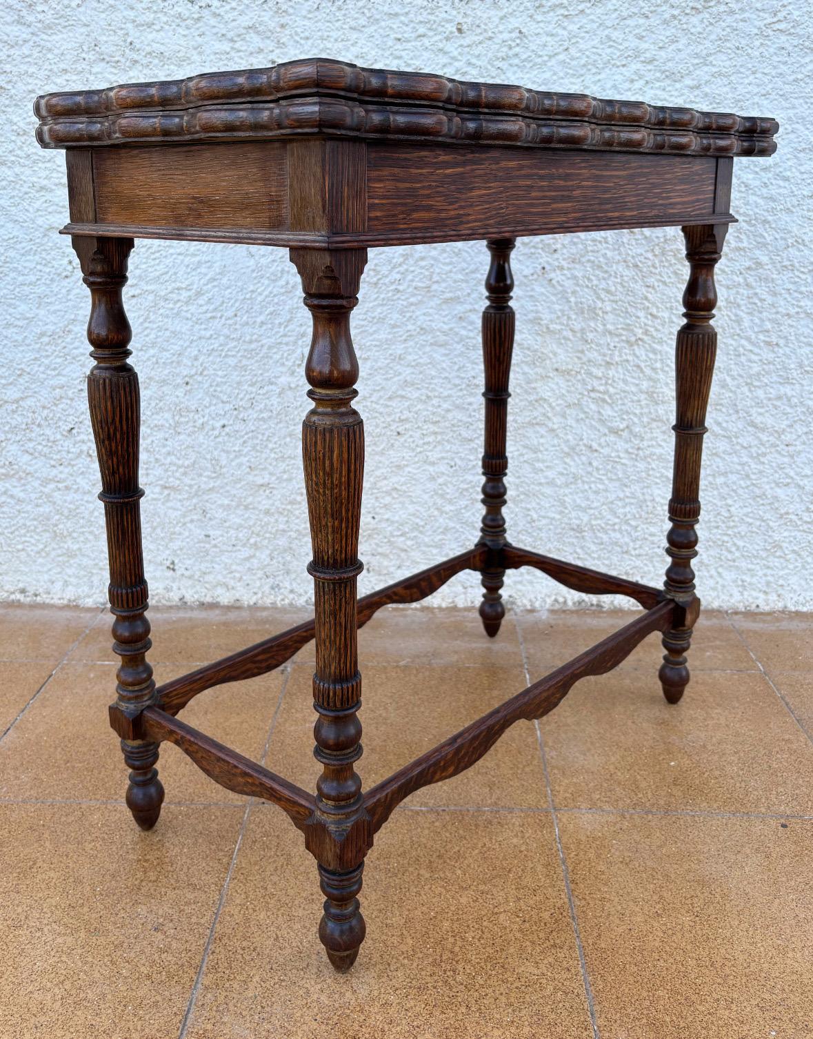 Feutre Table de jeu espagnole en Oak Oak sculpté avec feutre vert d'origine, années 1920 en vente