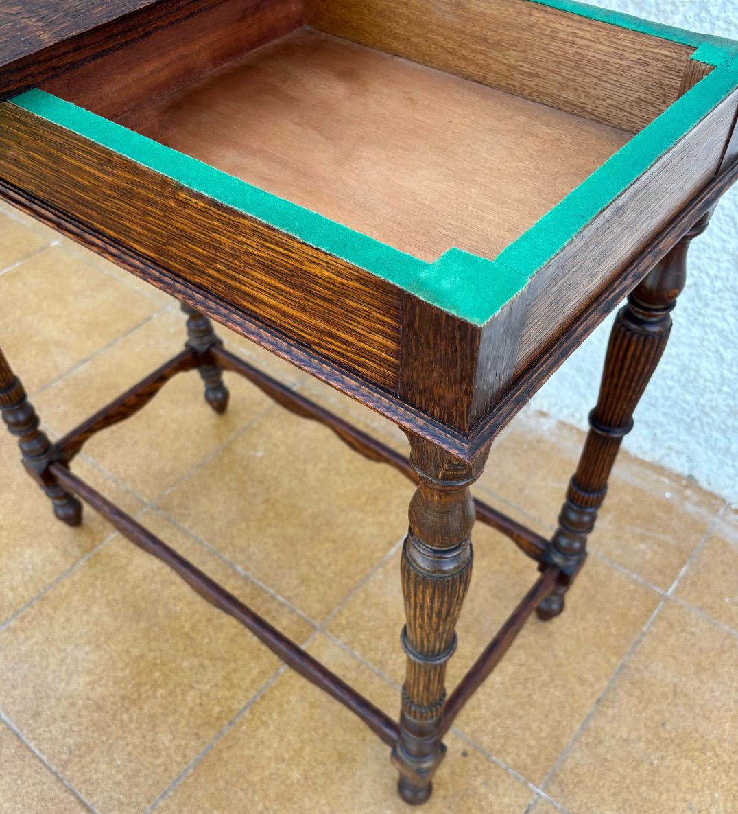 Table de jeu espagnole en Oak Oak sculpté avec feutre vert d'origine, années 1920 en vente 1