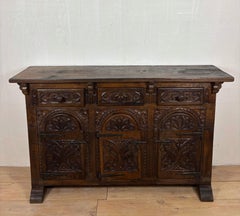 Credenza spagnola in Oak intagliata con tre ante e cassetti, anni '60 del XIX secolo