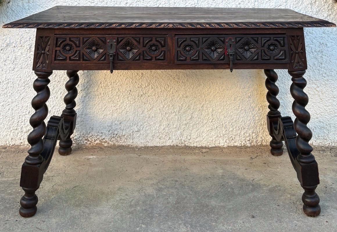 Una scrivania in quercia intagliata in stile Rinascimento spagnolo del XIX secolo.
Presenta elementi decorativi come i pannelli geometrici intagliati sulla parte anteriore, caratteristici di questo periodo, le gambe tornite a spirale o A. Solomon e