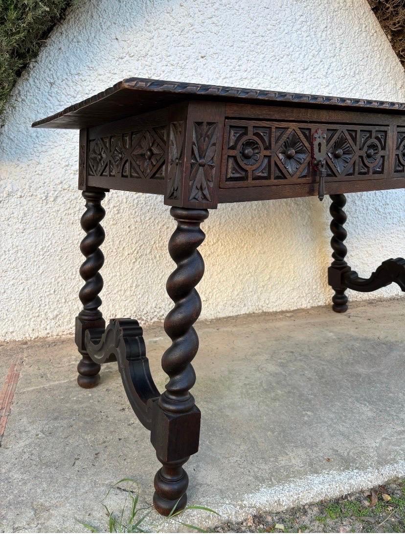 Rinascimento Tavolo spagnolo in Oak intagliato con gambe tornite e due cassetti, XIX secolo in vendita