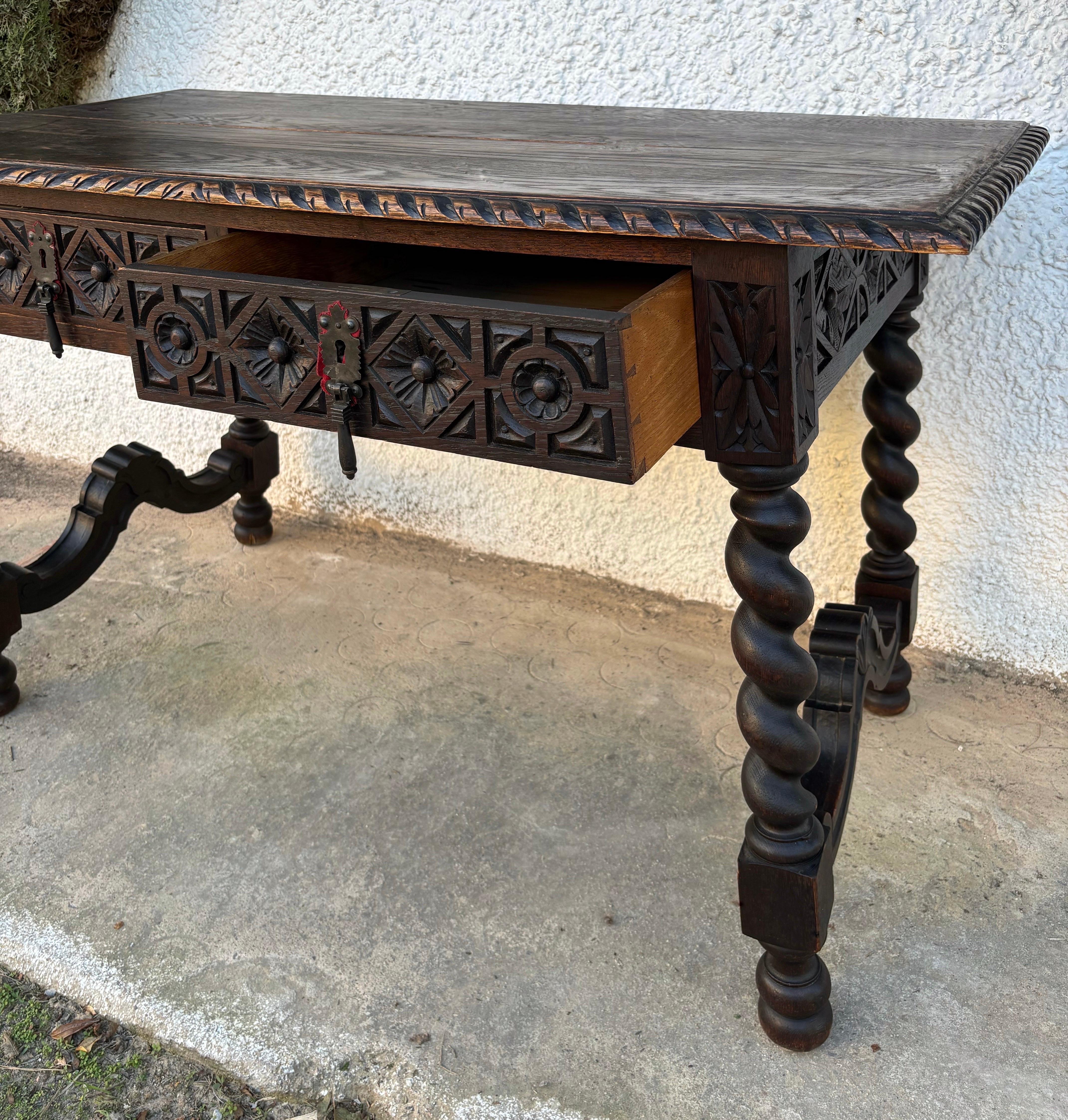 Spagnolo Tavolo spagnolo in Oak intagliato con gambe tornite e due cassetti, XIX secolo in vendita