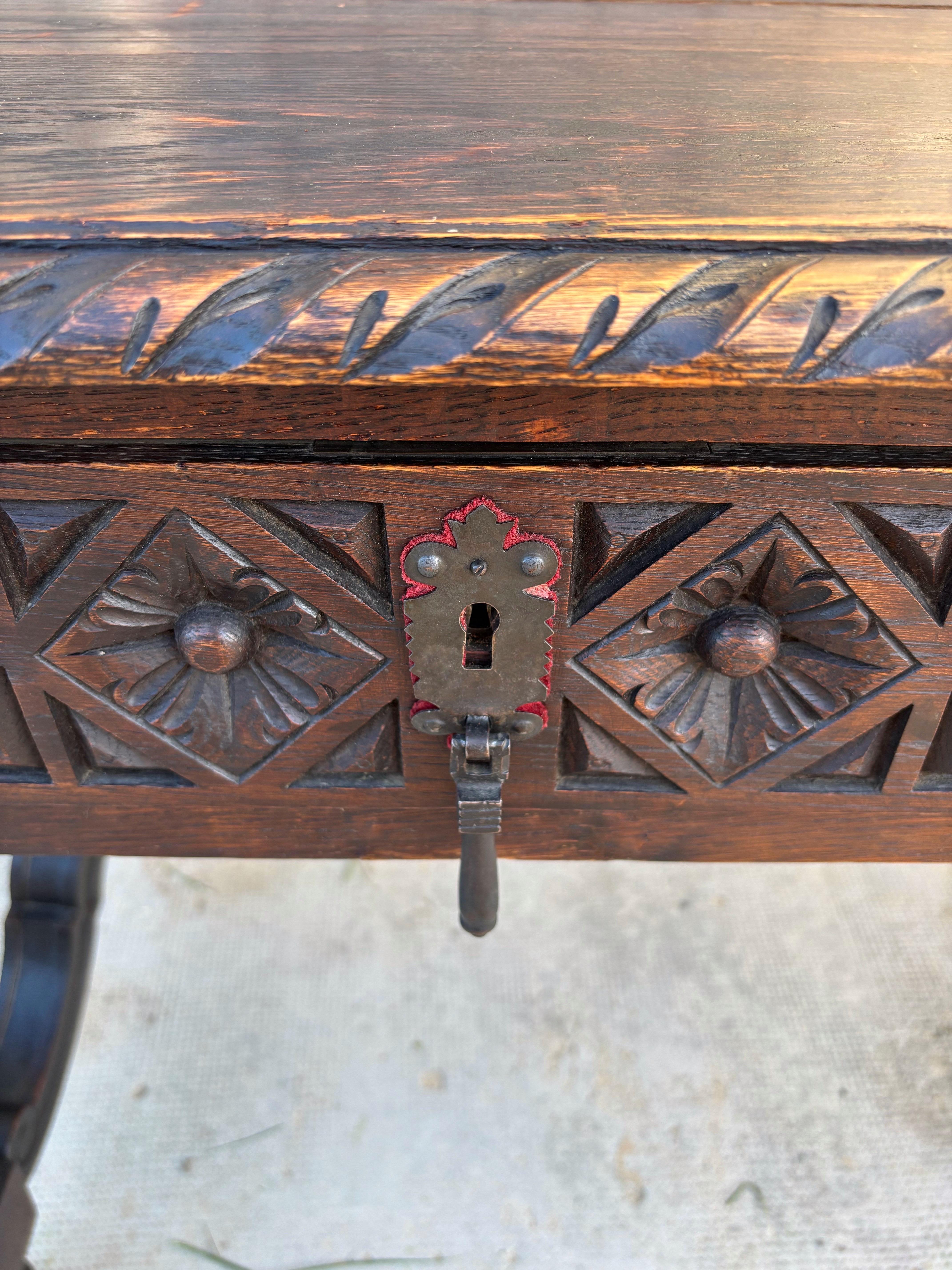 Intagliato a mano Tavolo spagnolo in Oak intagliato con gambe tornite e due cassetti, XIX secolo in vendita